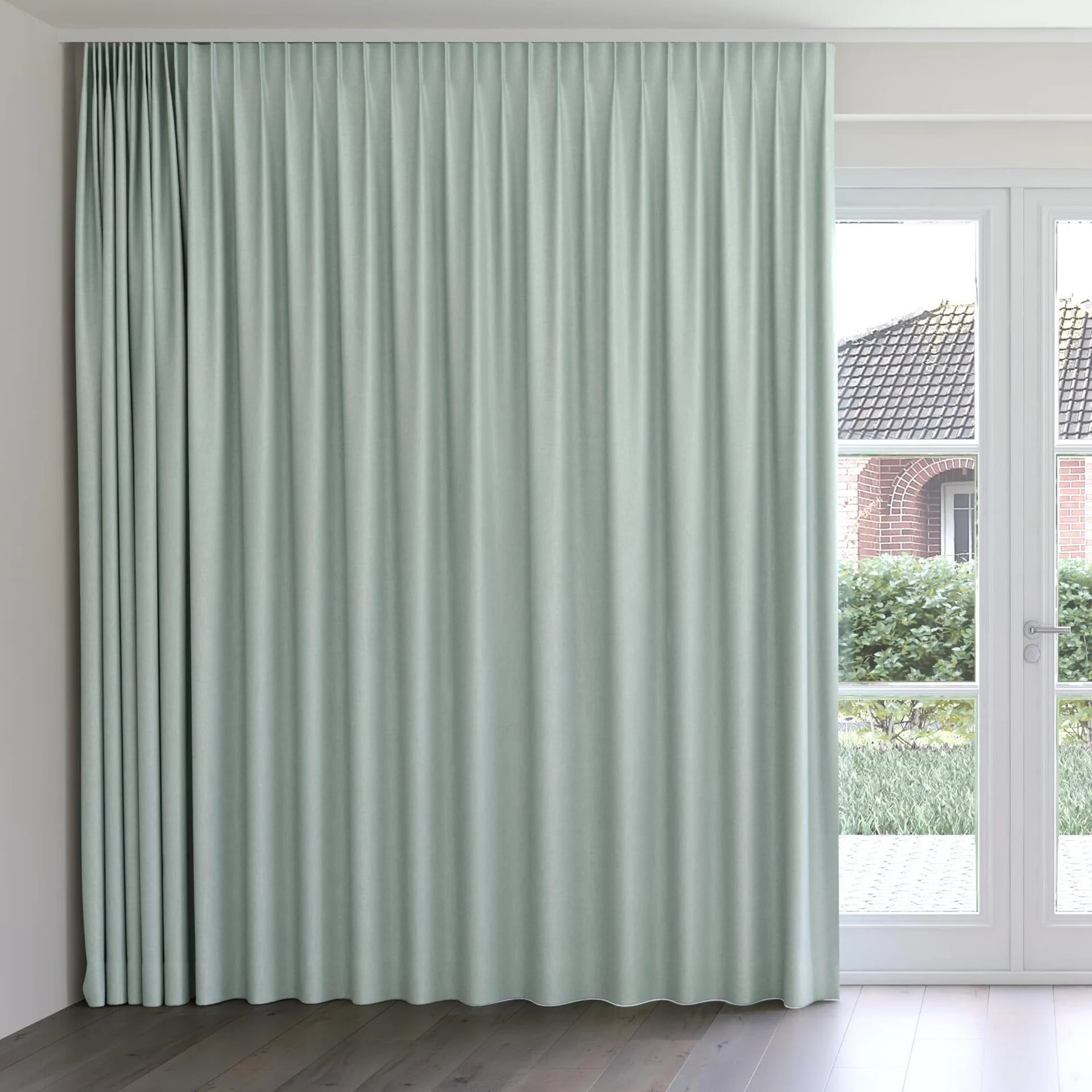 Front view of Bronco Murmur, on curtain rail