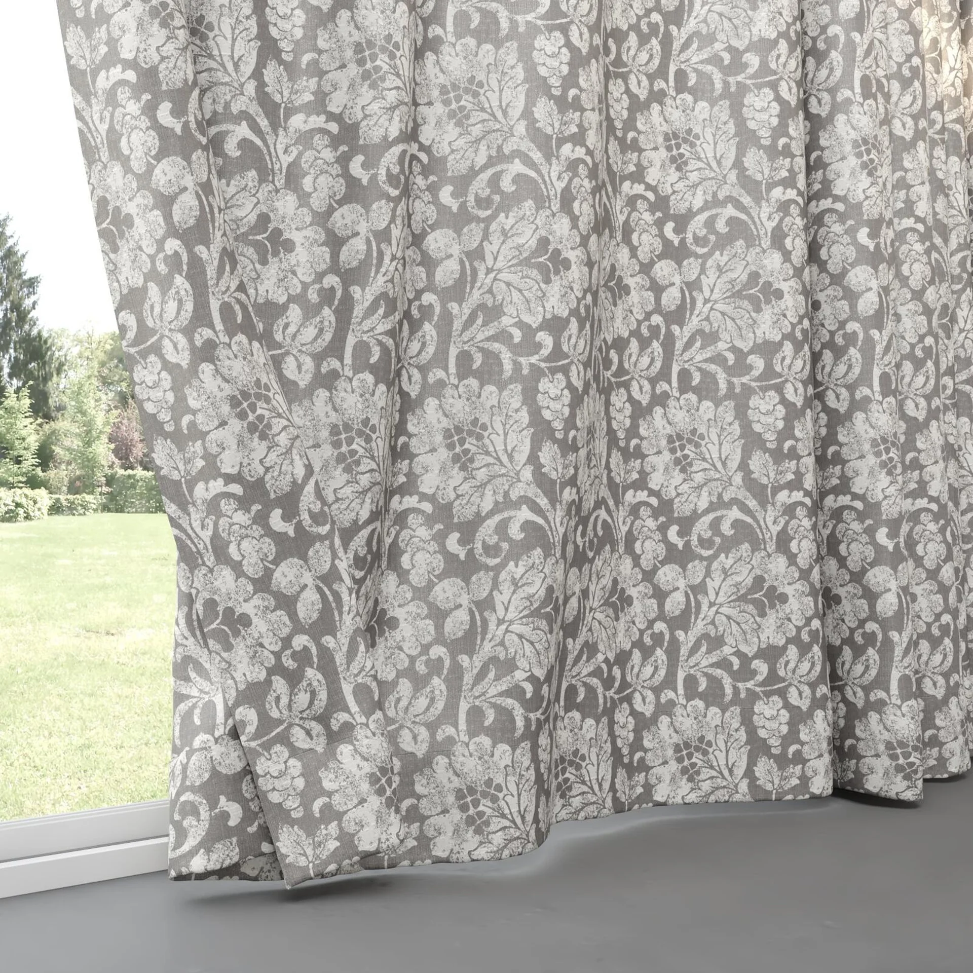 Bottom view of Florentine Silver, pinch pleat