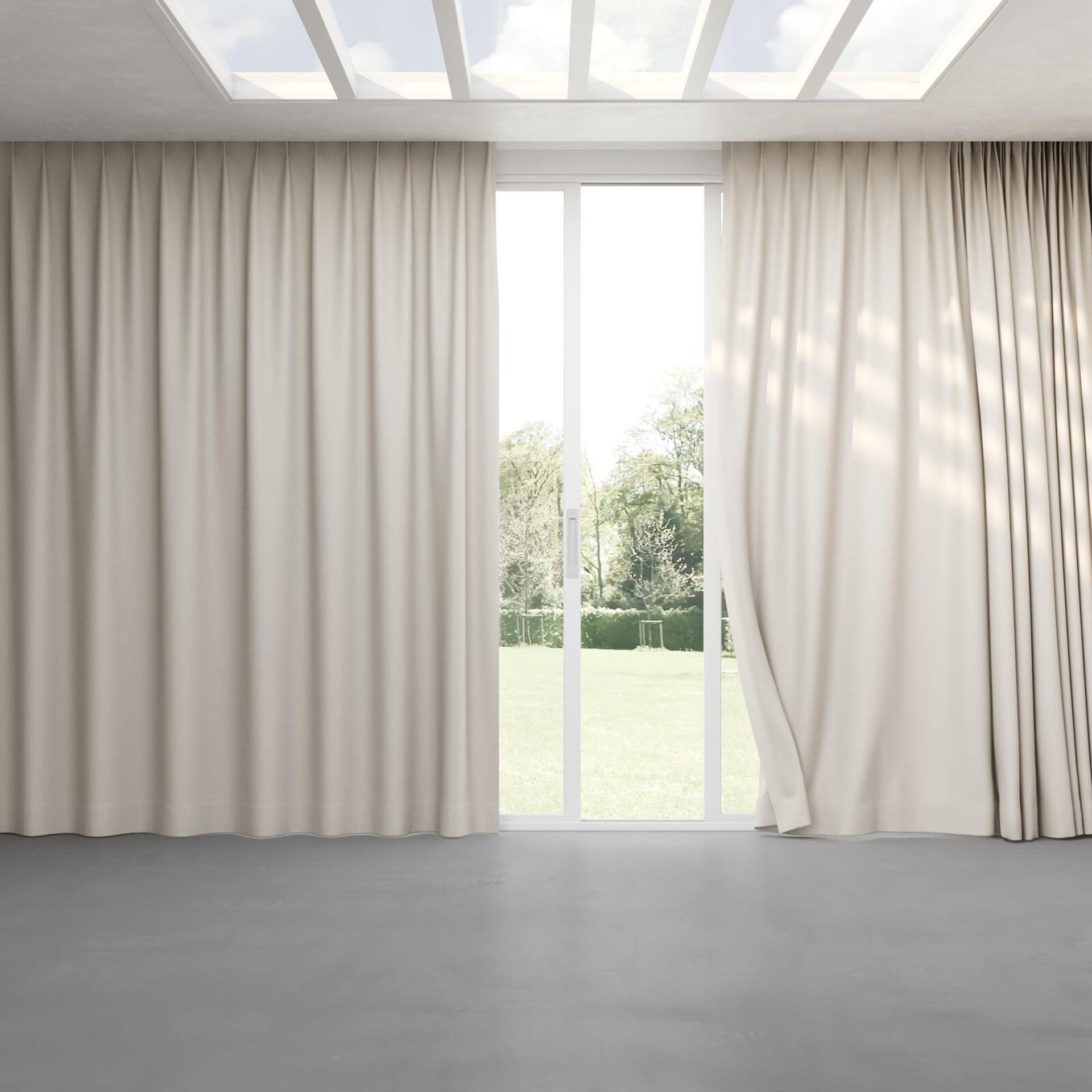 Full view of Brugge Dune, pinch pleat