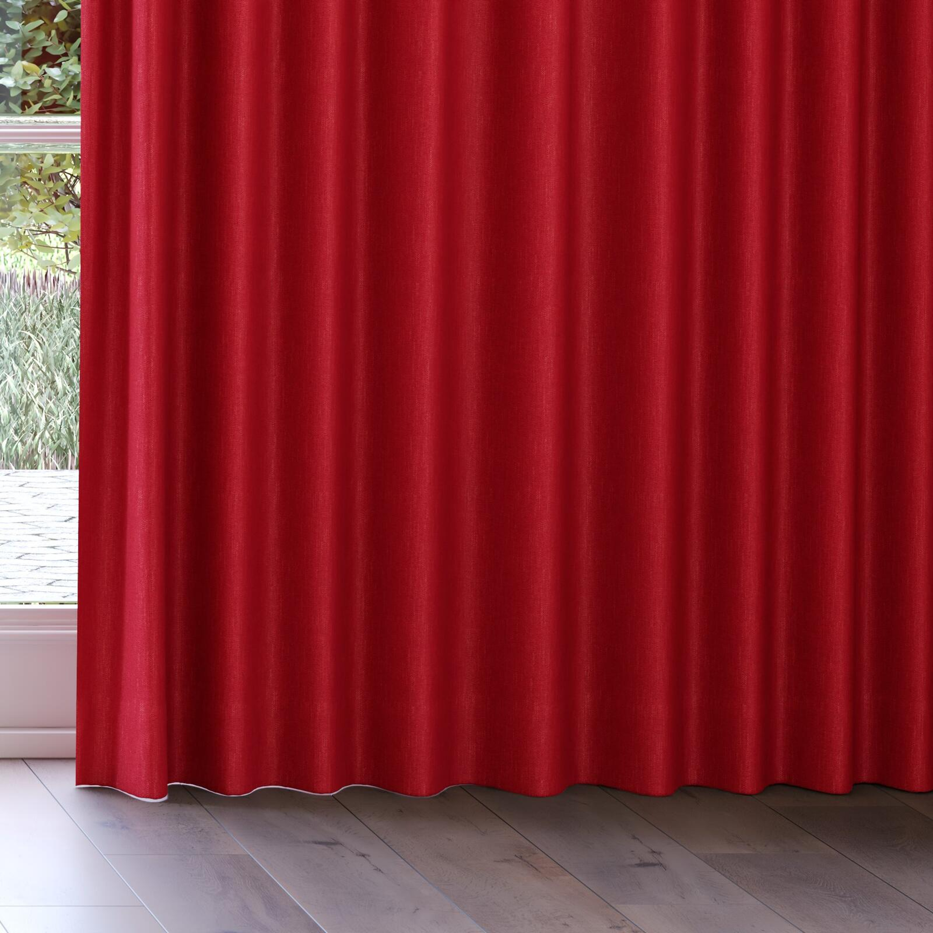 Bottom view of Bronco Strawberry, on curtain rail