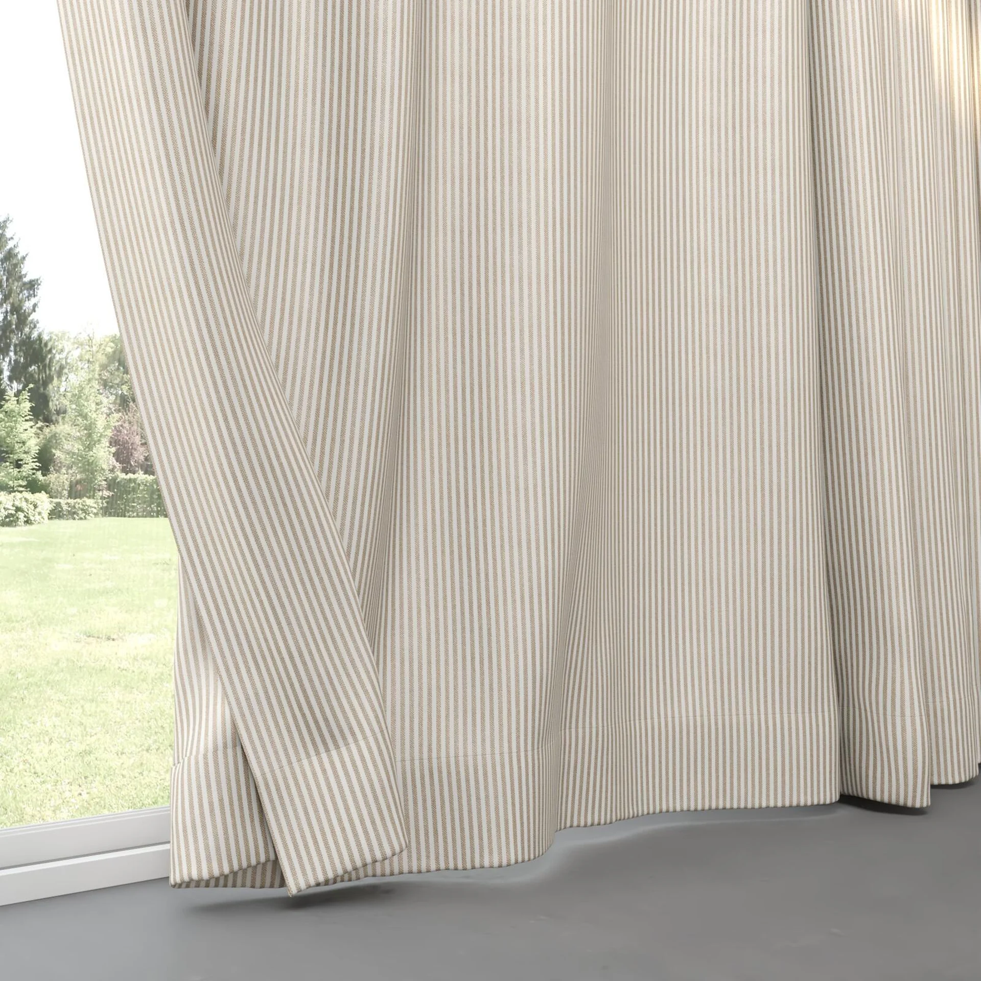 Bottom view of Nodulous Marzipan, pinch pleat