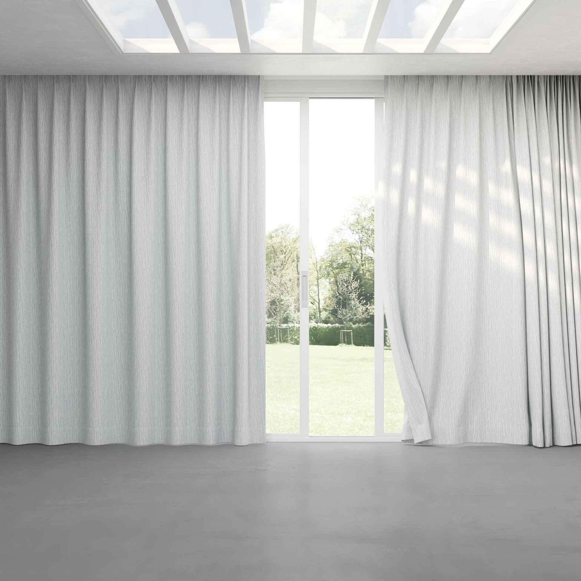 Full view of Sandrift Ice, pinch pleat