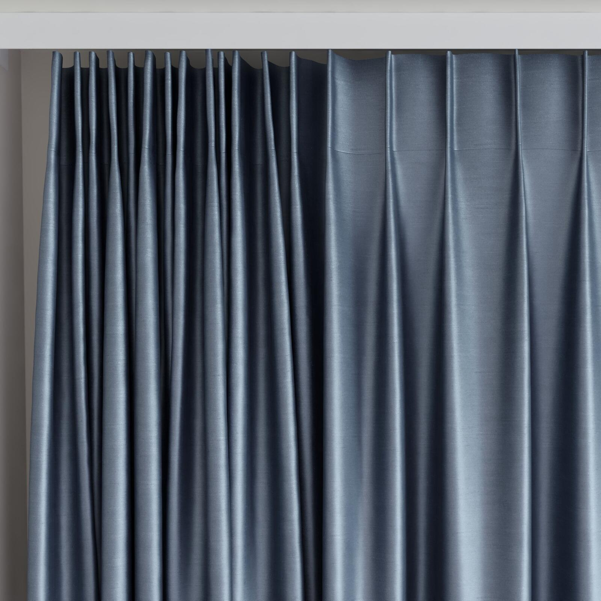 Top view of Mont Blanc Sky, on curtain rail