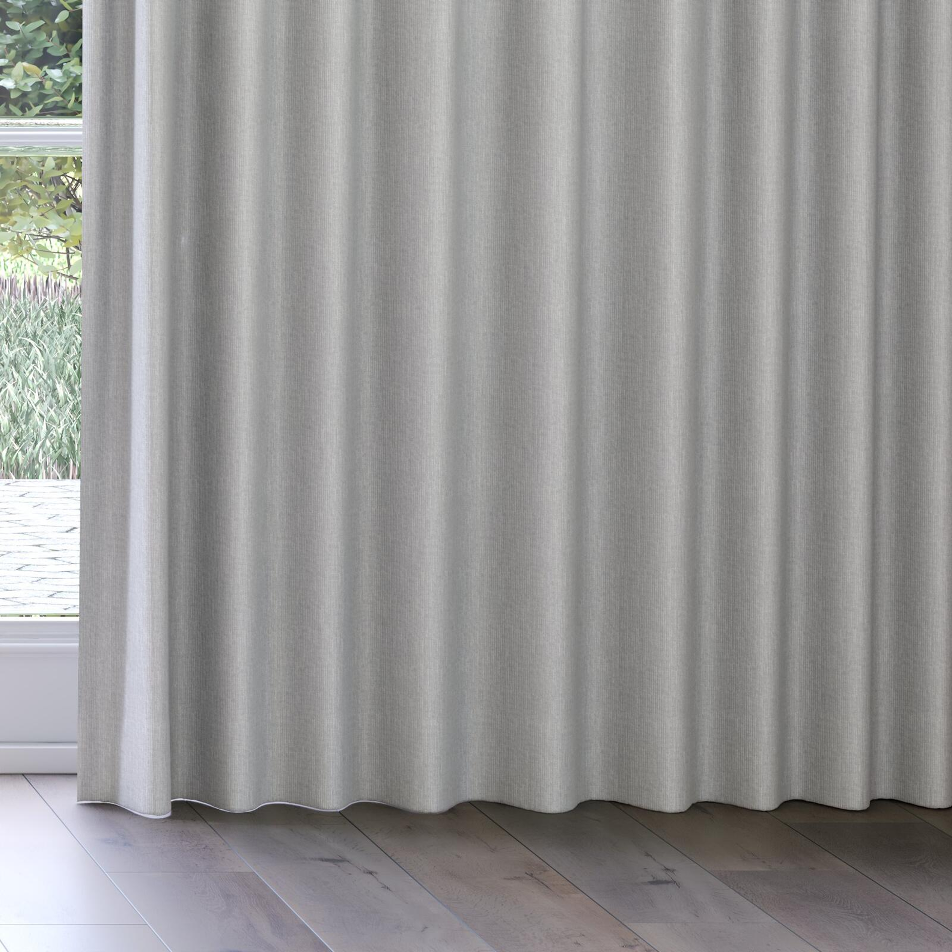 Bottom view of Hombre Silver, on curtain rail