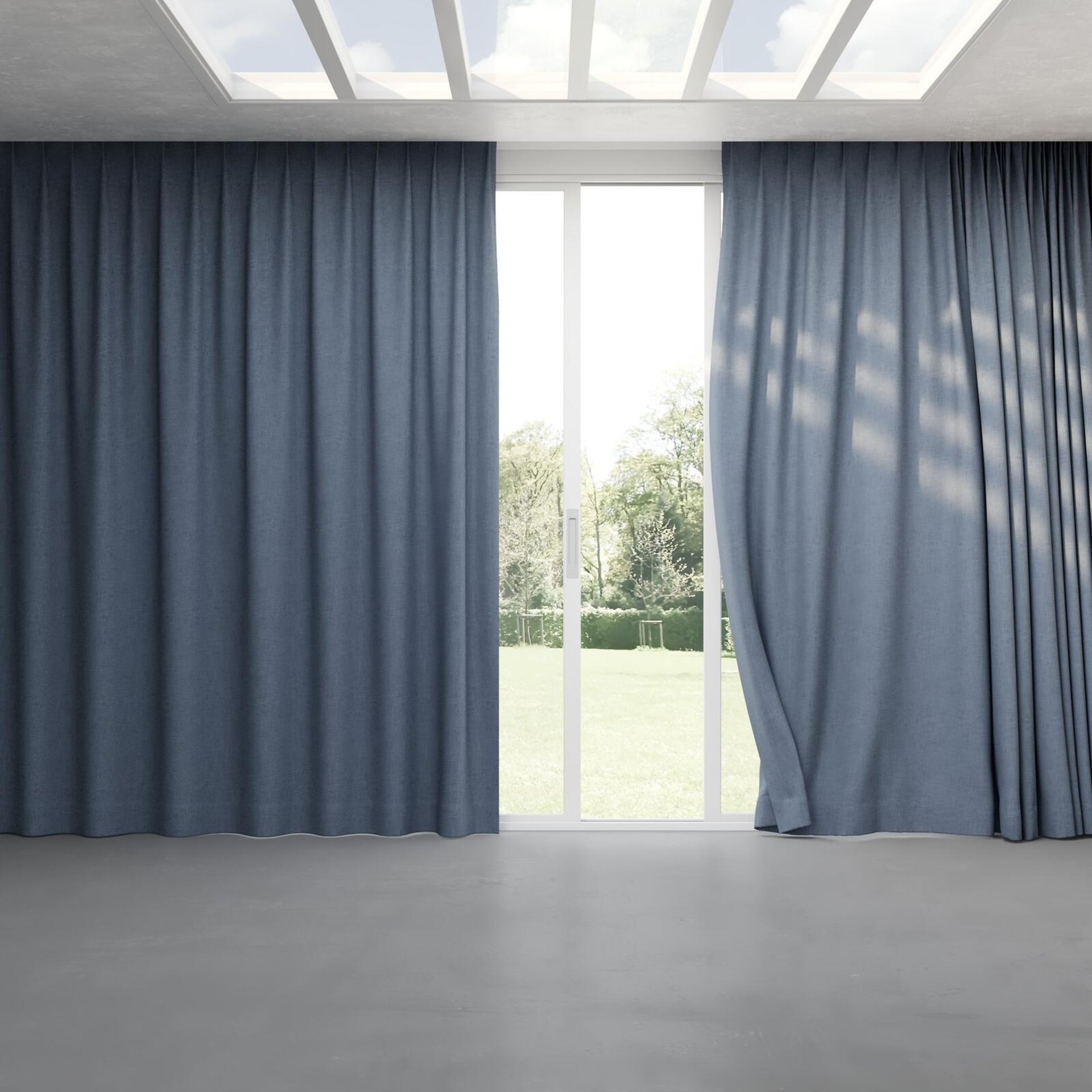 Full view of Mauritius Periwinkle, pinch pleat