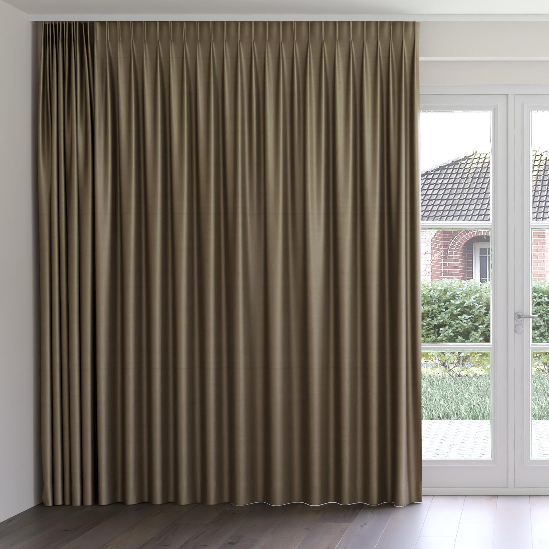 Front view of Warlock Java, on curtain rail