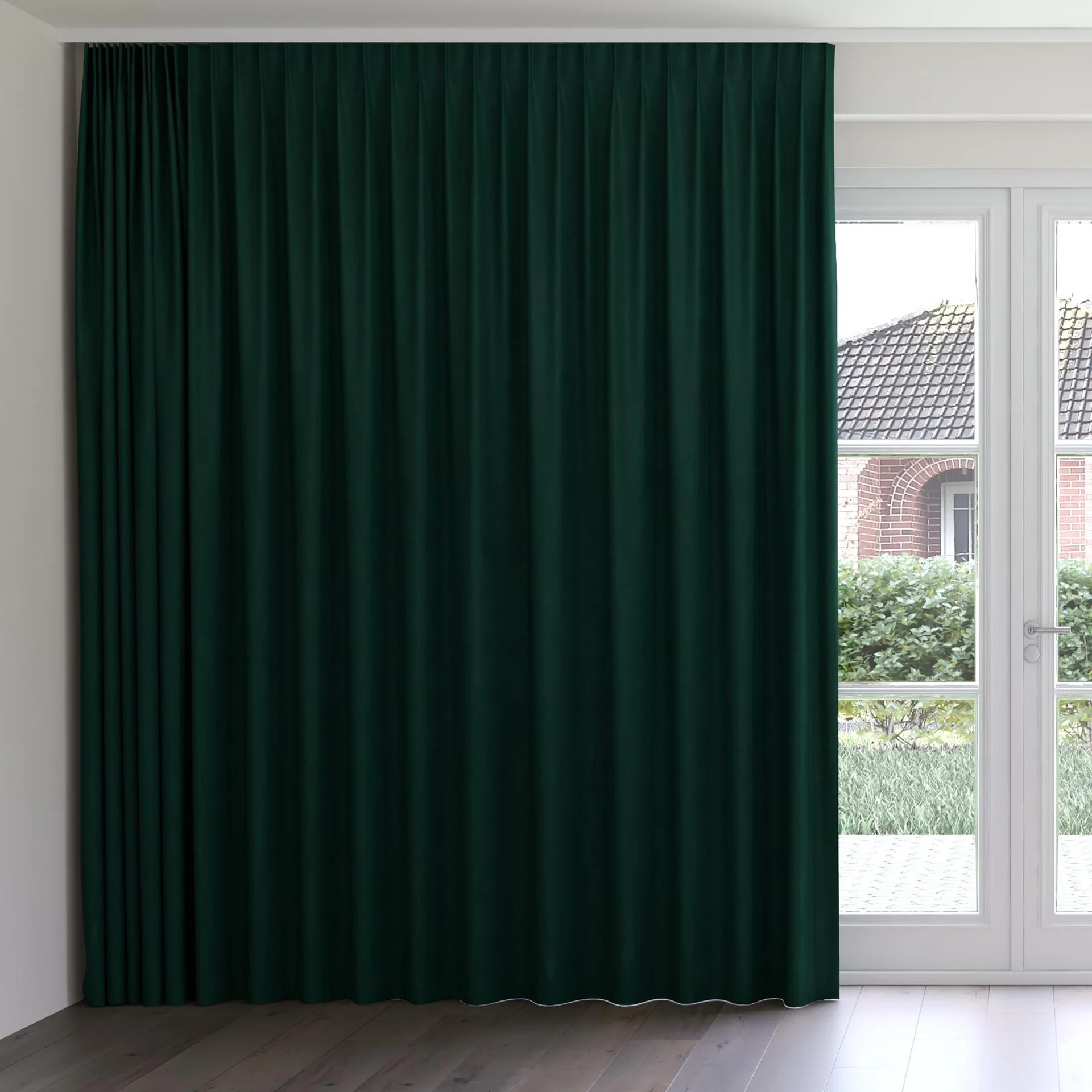 Front view of Lech Hunter, on curtain rail