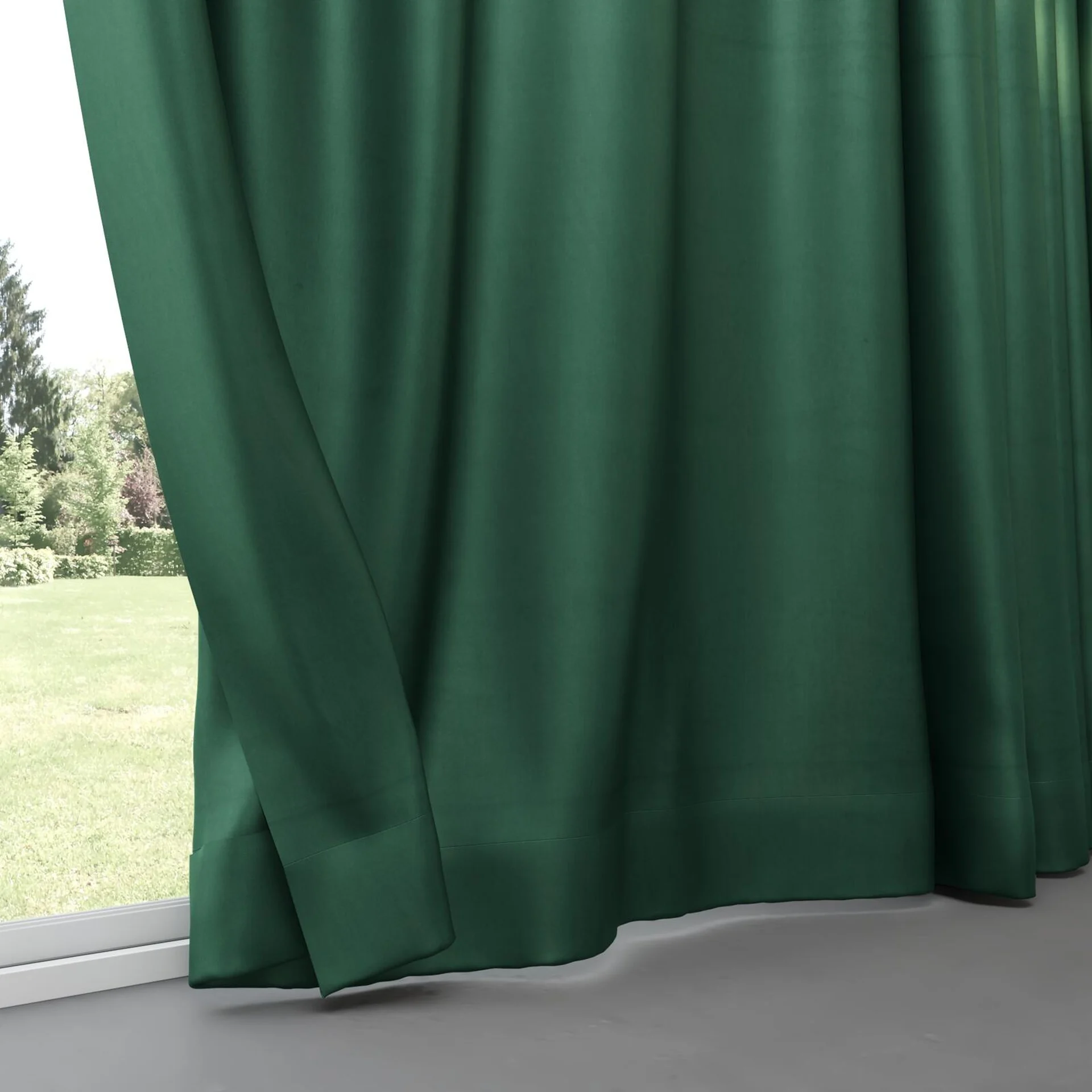 Bottom view of Warlock Emerald, pinch pleat