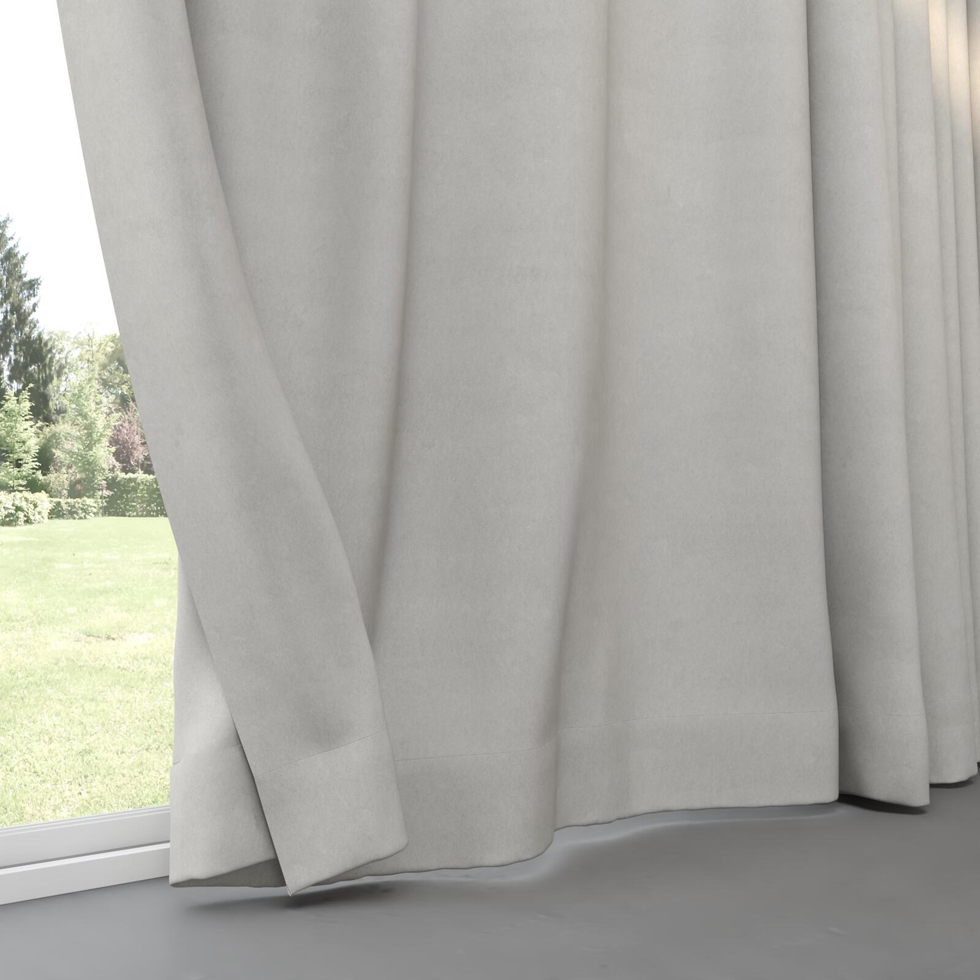 Bottom view of Lech Mist, pinch pleat