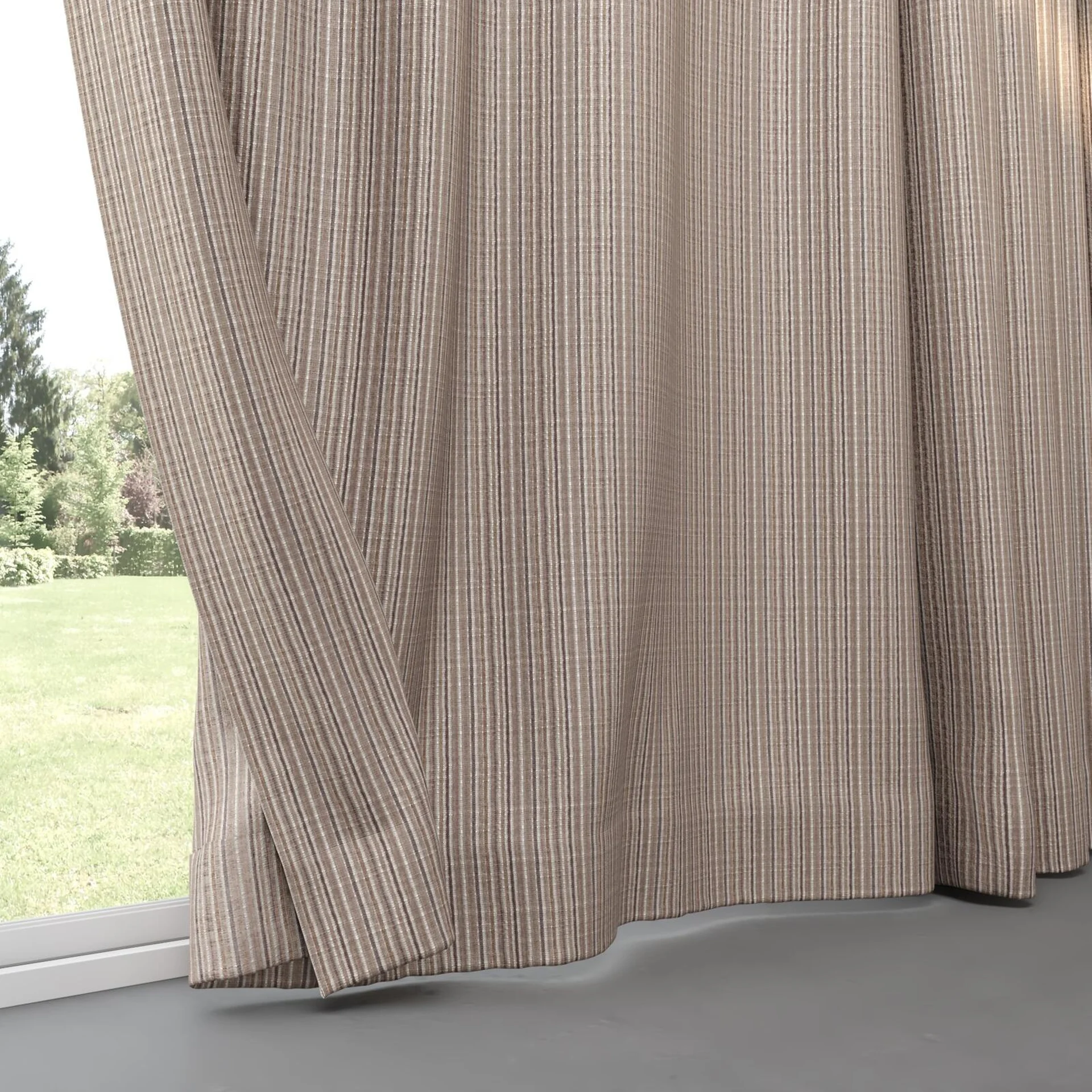 Bottom view of Oviedo Clay, pinch pleat