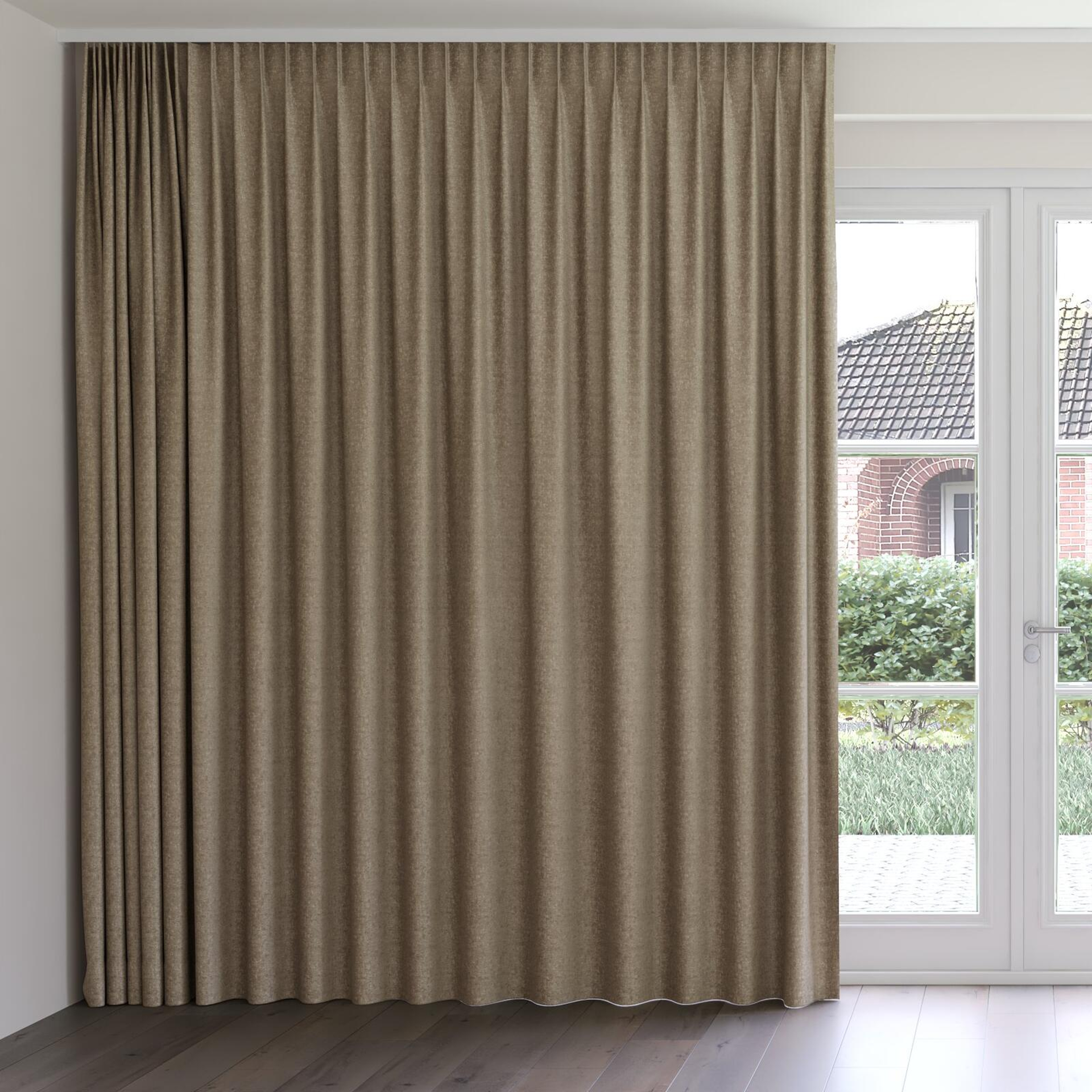 Front view of Monsieur Otter, on curtain rail