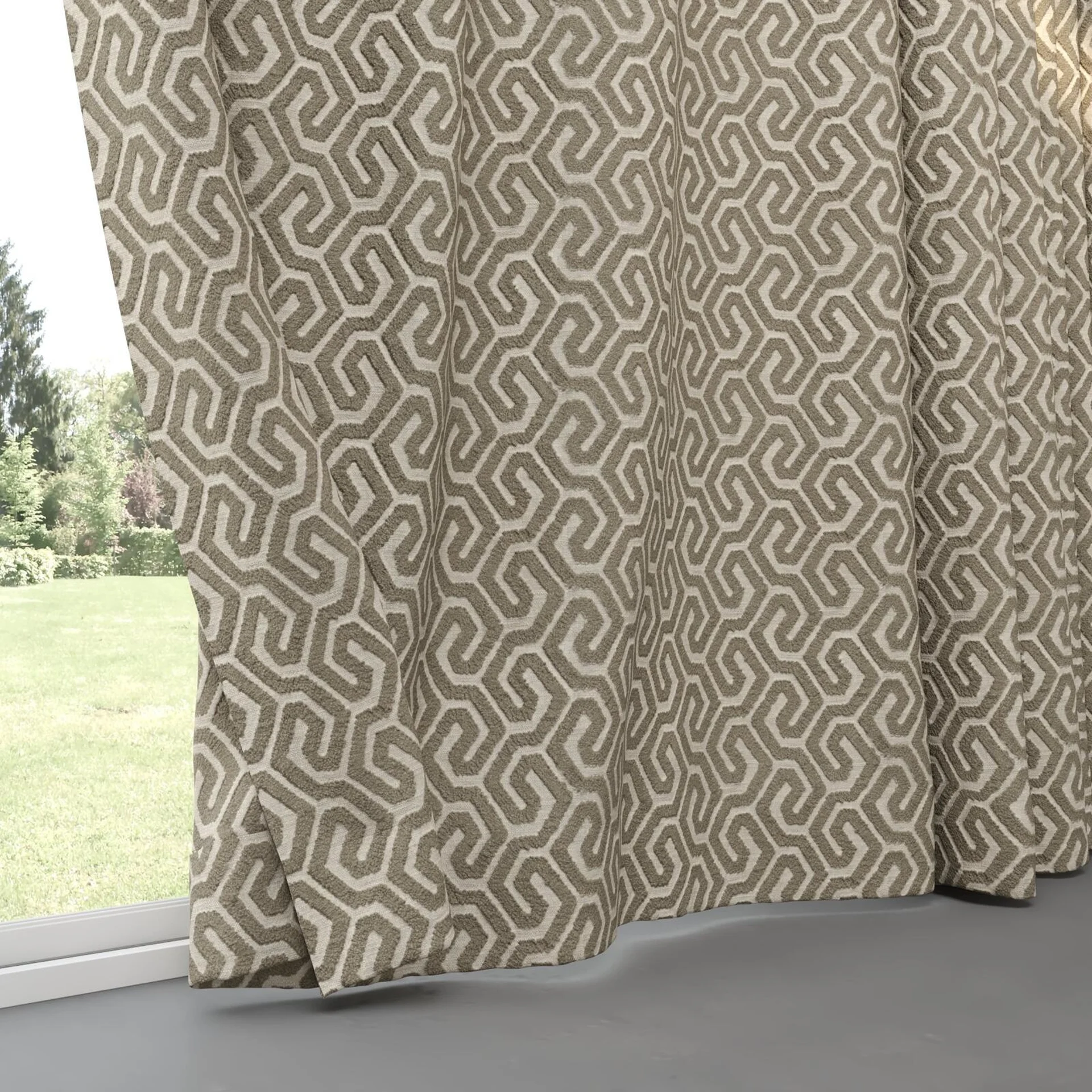 Bottom view of Comdeca Sand, pinch pleat