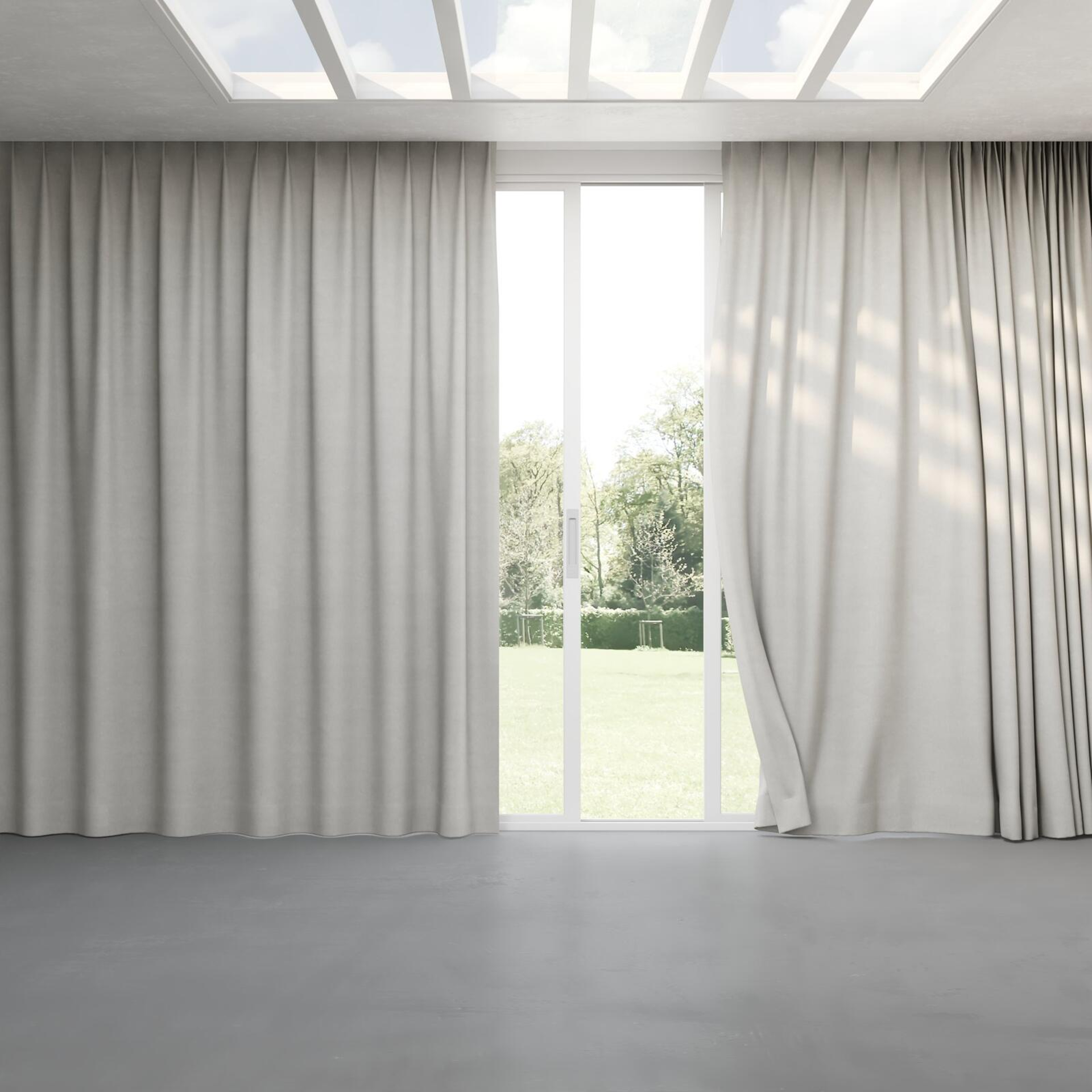 Full view of Lech Mist, pinch pleat