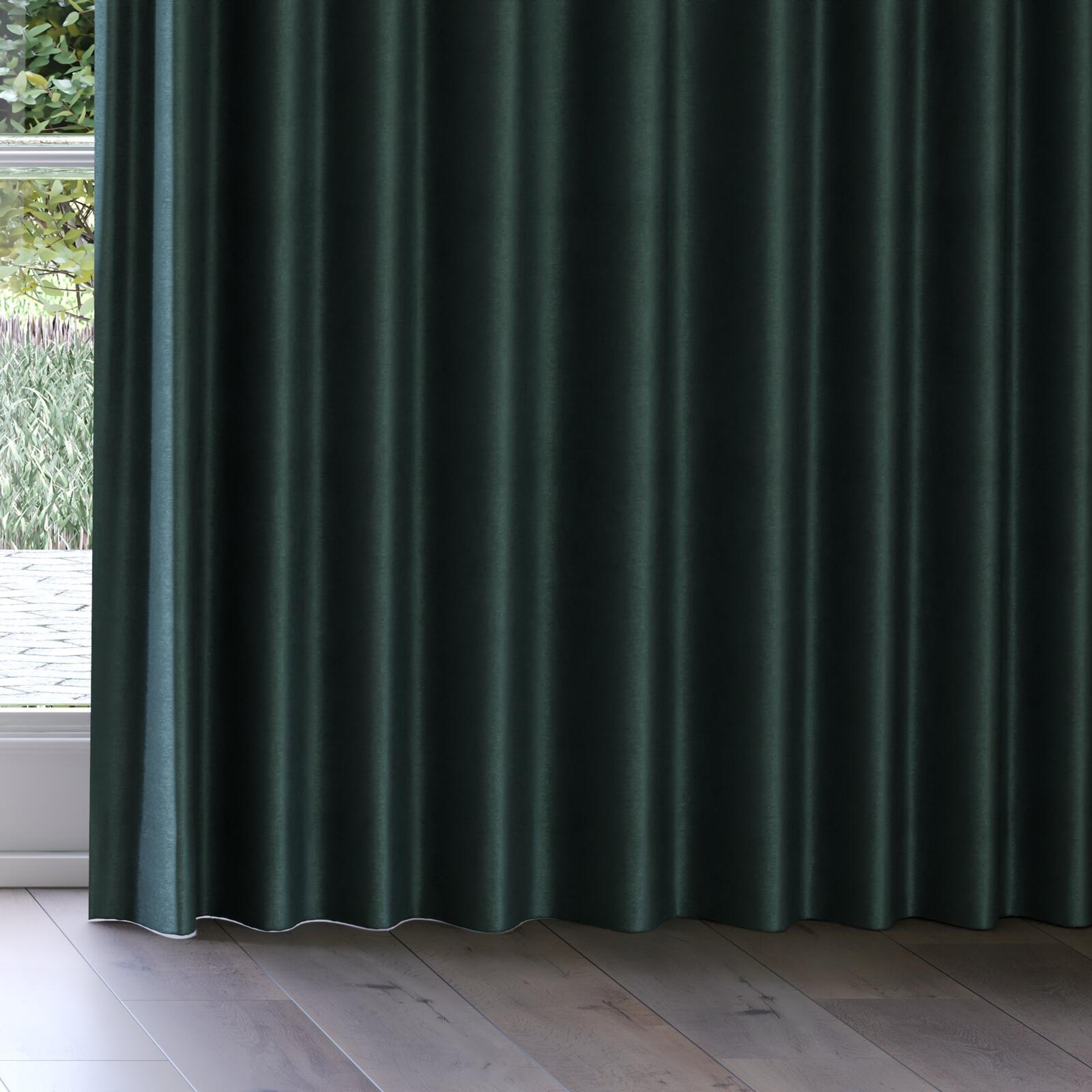 Bottom view of Baron Ivy, on curtain rail