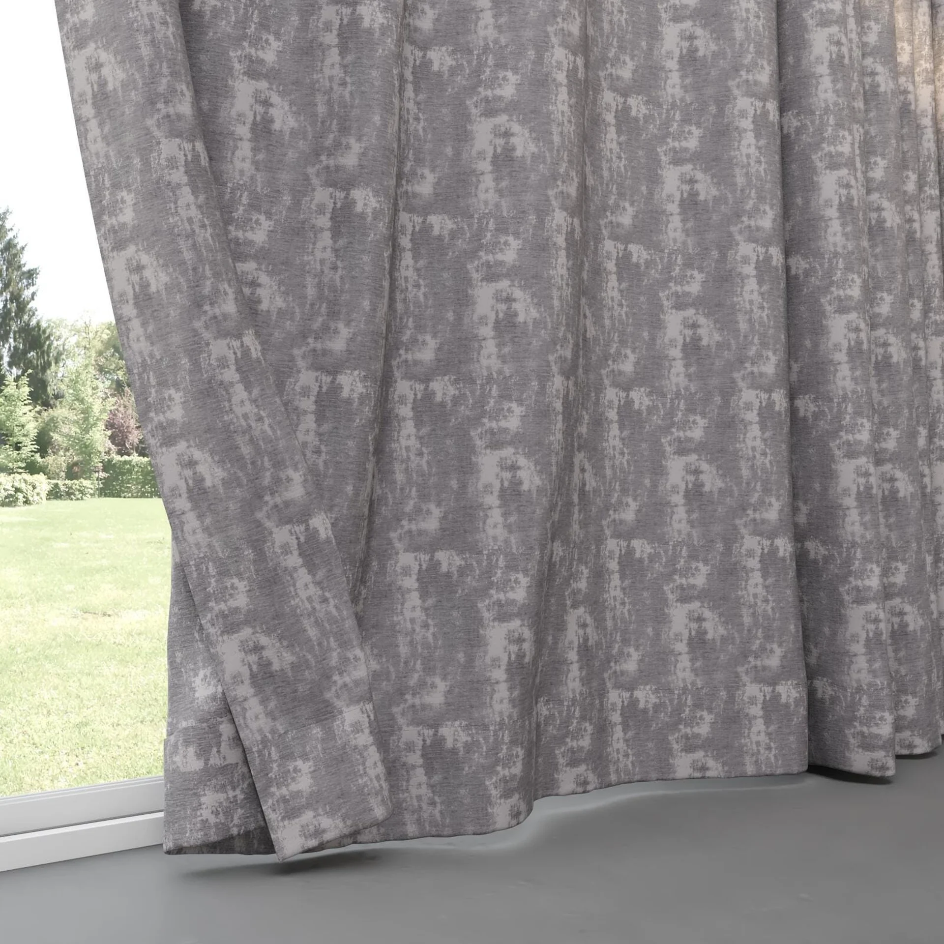 Bottom view of Innovation Ash, pinch pleat