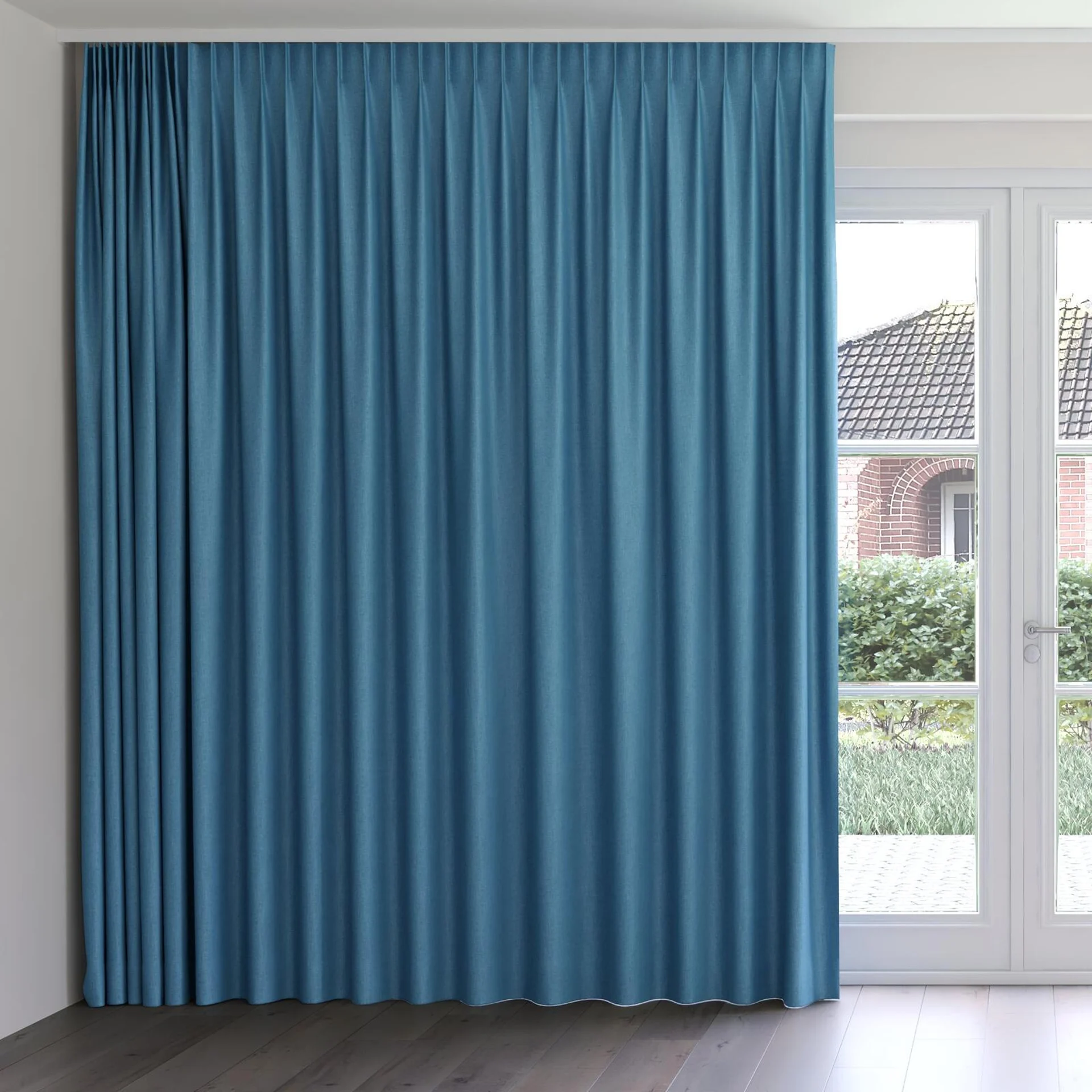 Front view of Bronco Cyan, on curtain rail