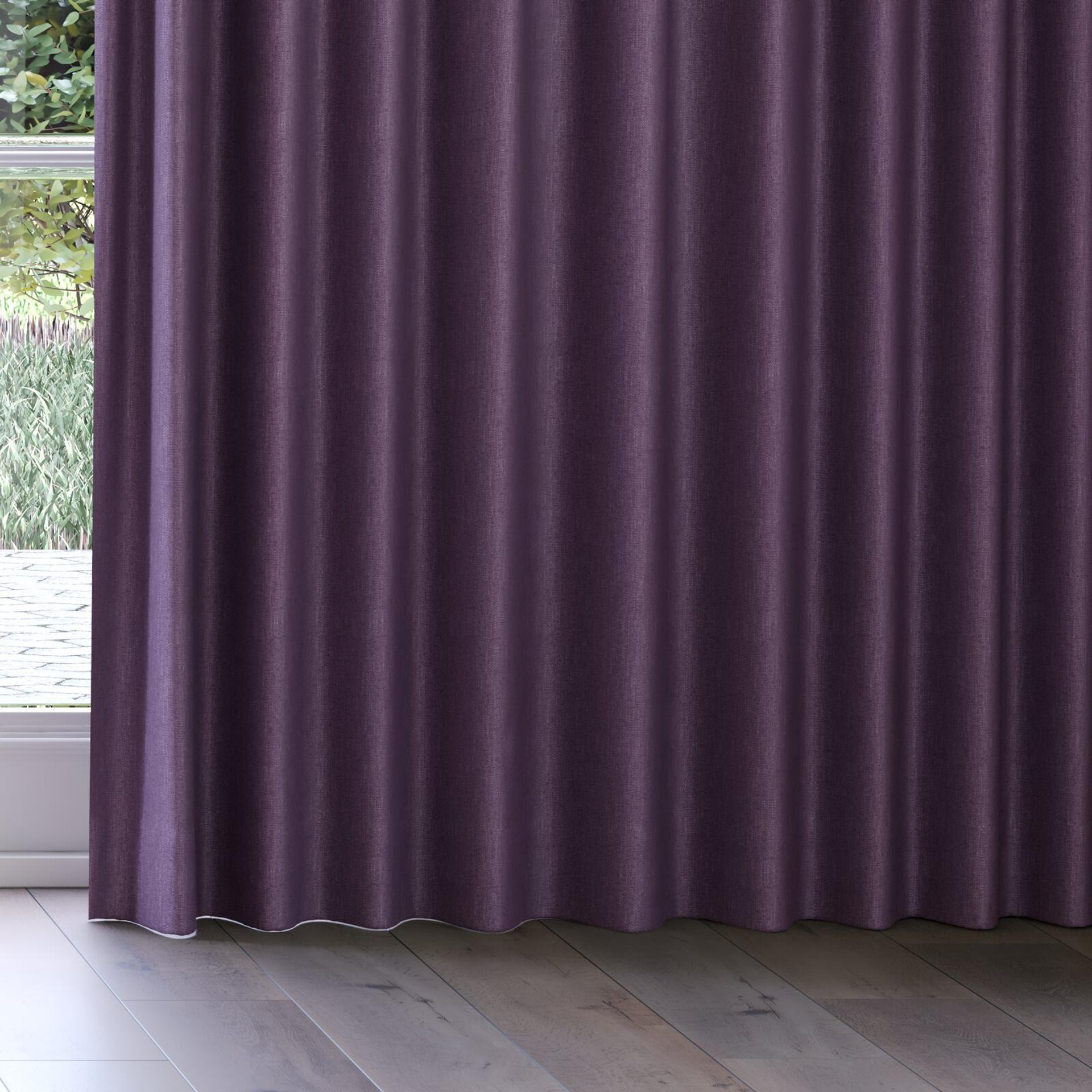 Bottom view of Bronco Pansy, on curtain rail