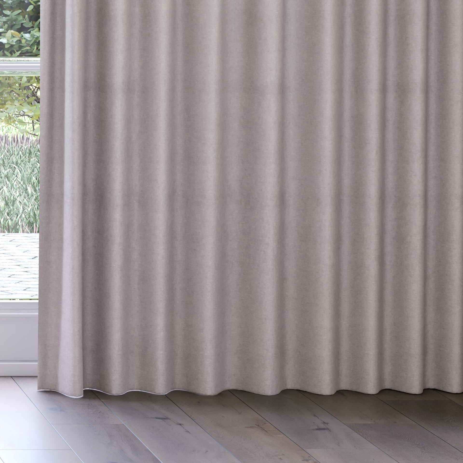 Bottom view of Baron Silver, on curtain rail