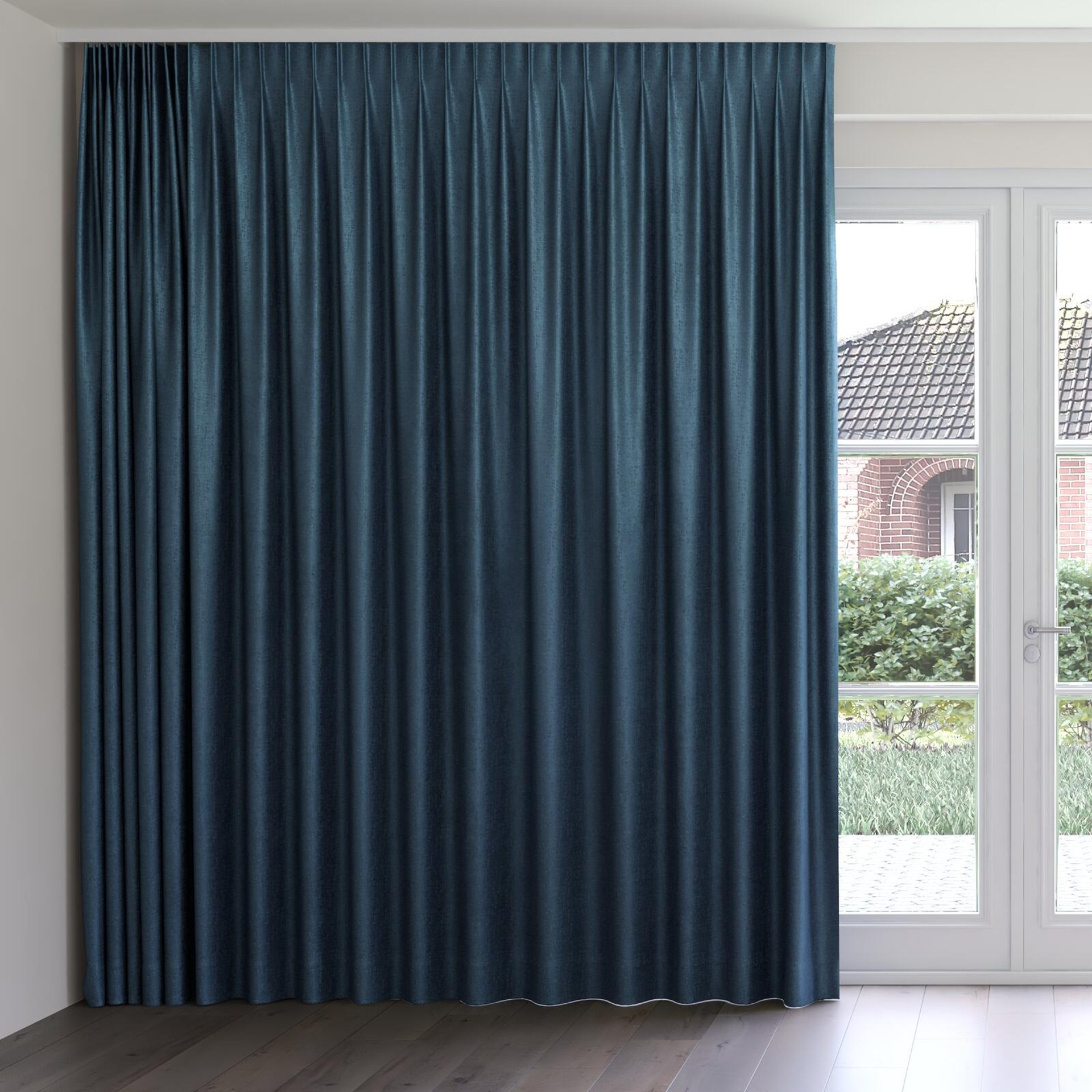 Front view of Hug Hydro, on curtain rail