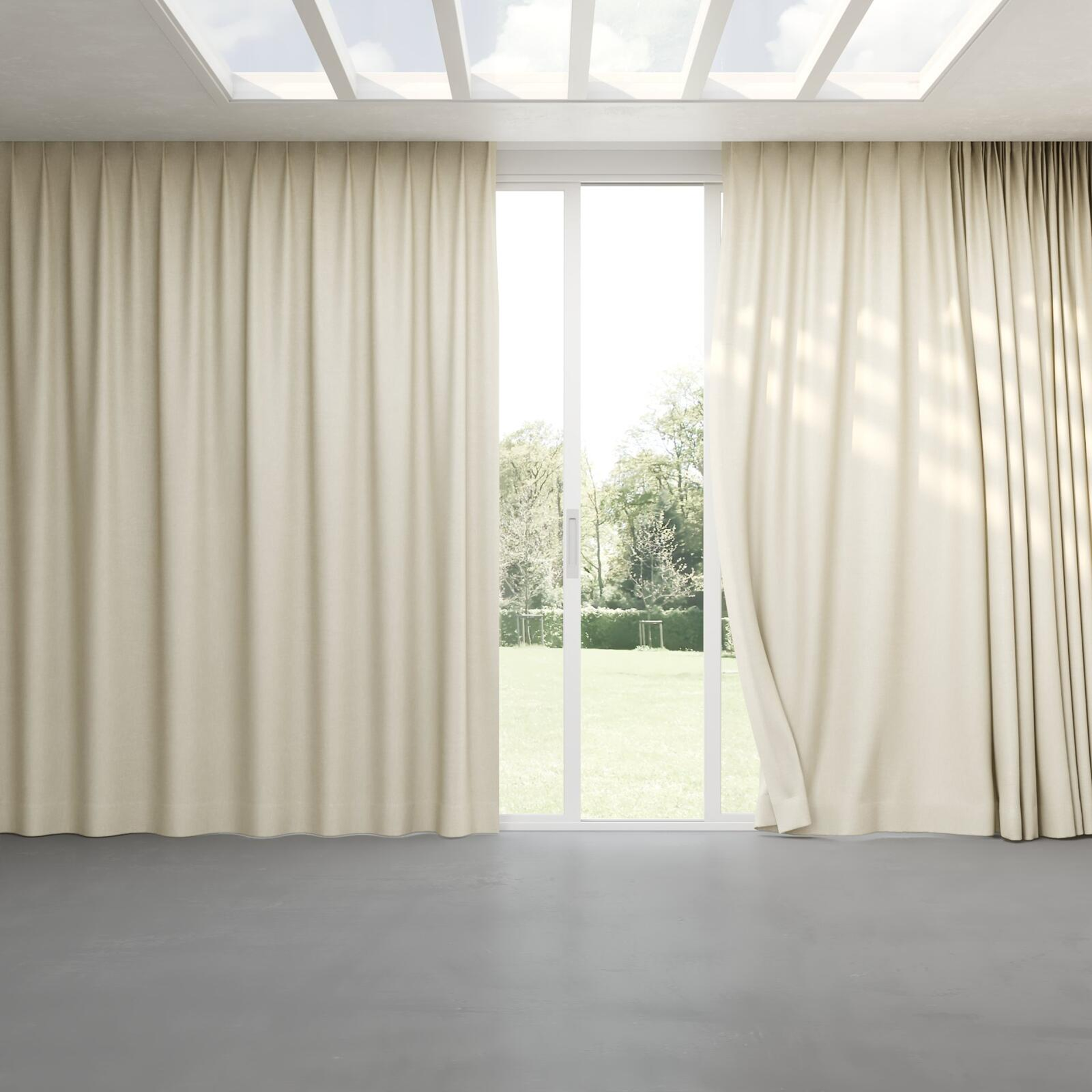 Full view of Bronco Natural, pinch pleat