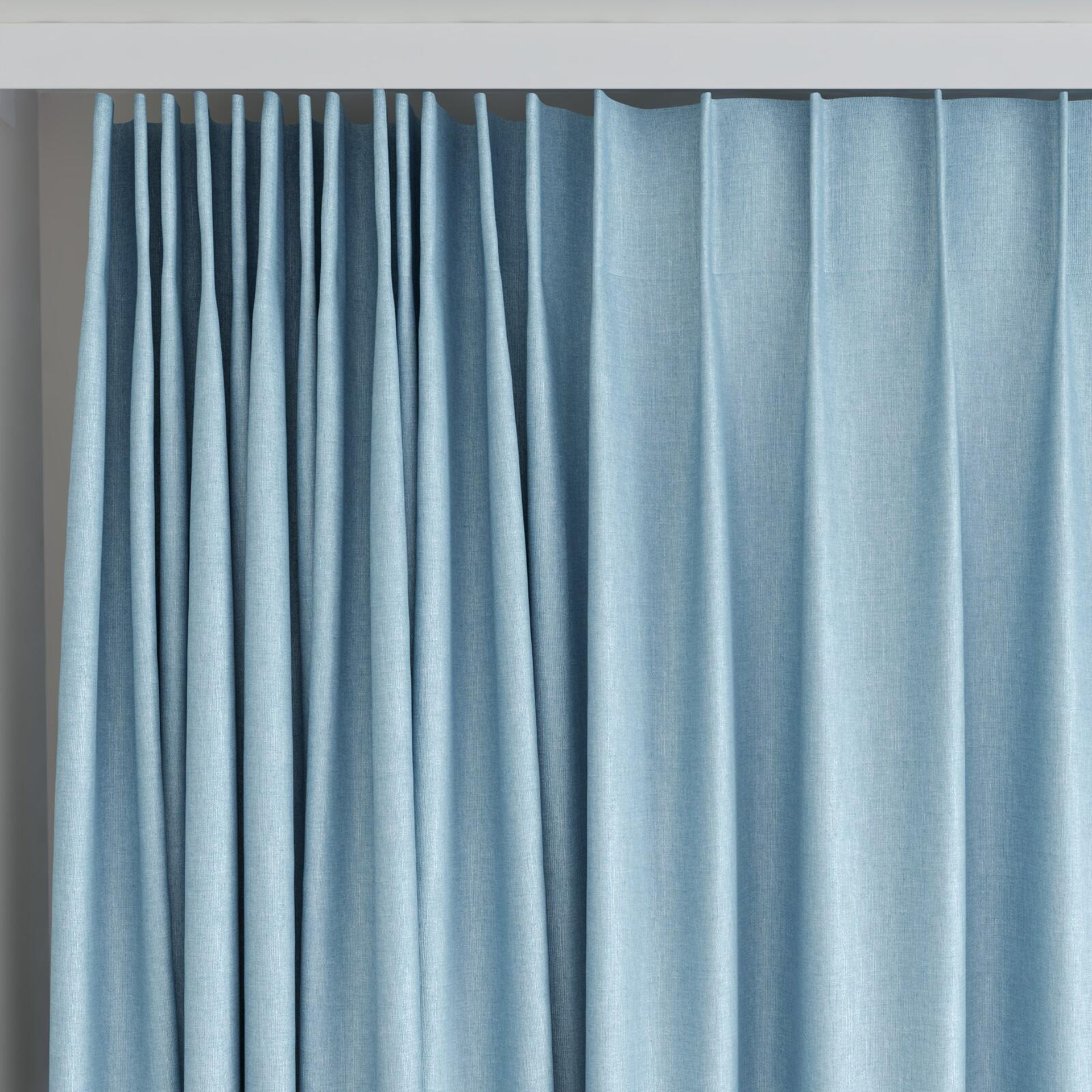 Top view of Bavaria Aqua, on curtain rail