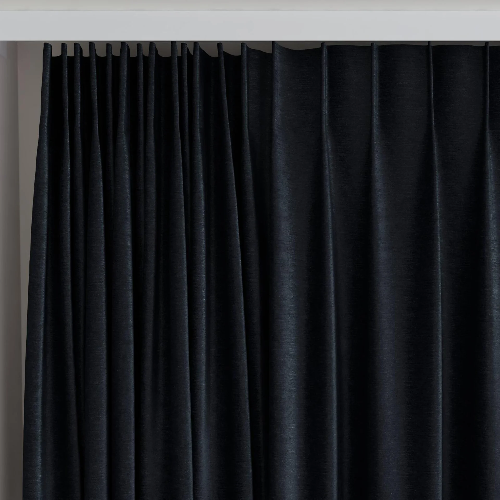 Top view of Lambada Pirate, on curtain rail