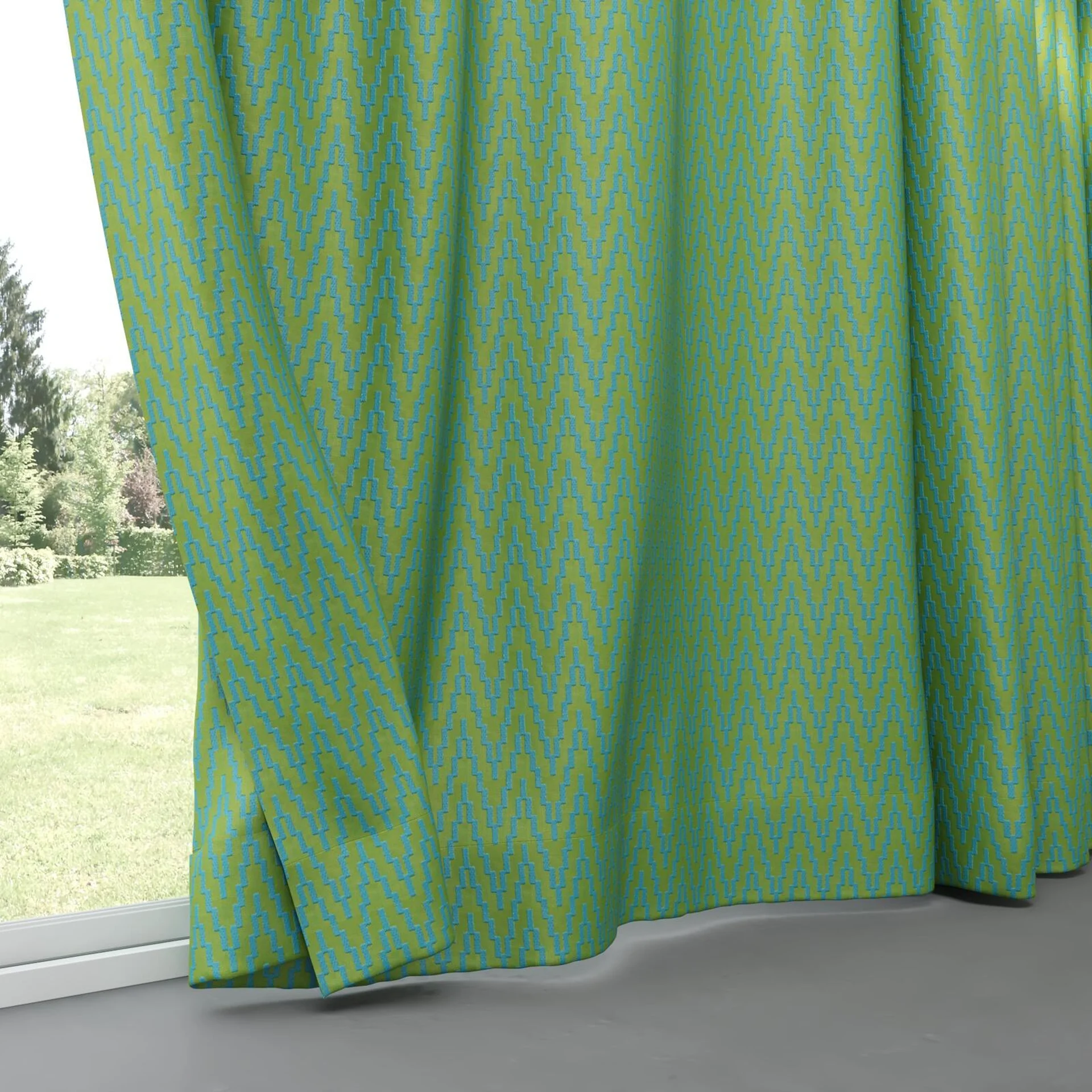 Bottom view of Running Iguana, pinch pleat