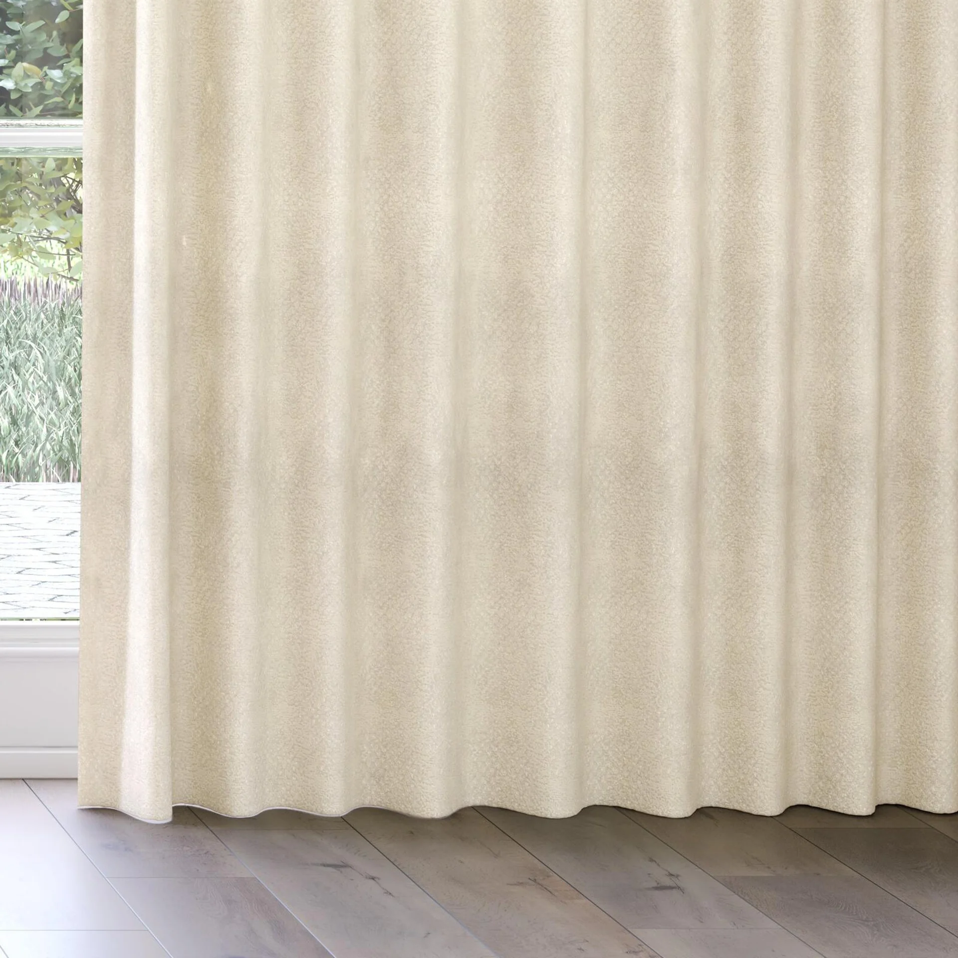 Bottom view of Gilda Pearl, on curtain rail