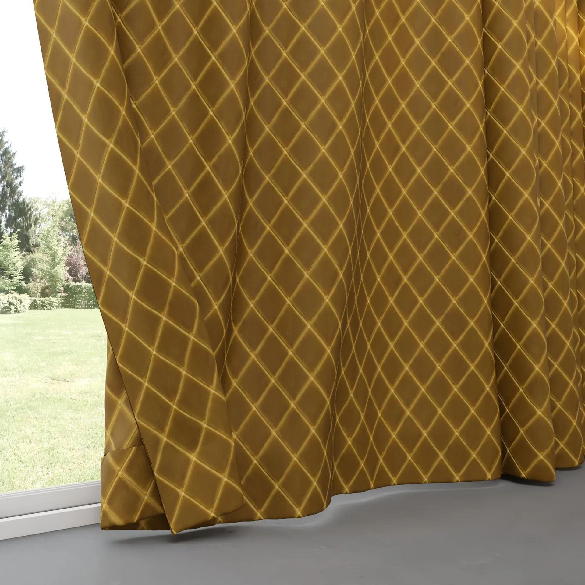 Bottom view of Pantheon Gold, pinch pleat