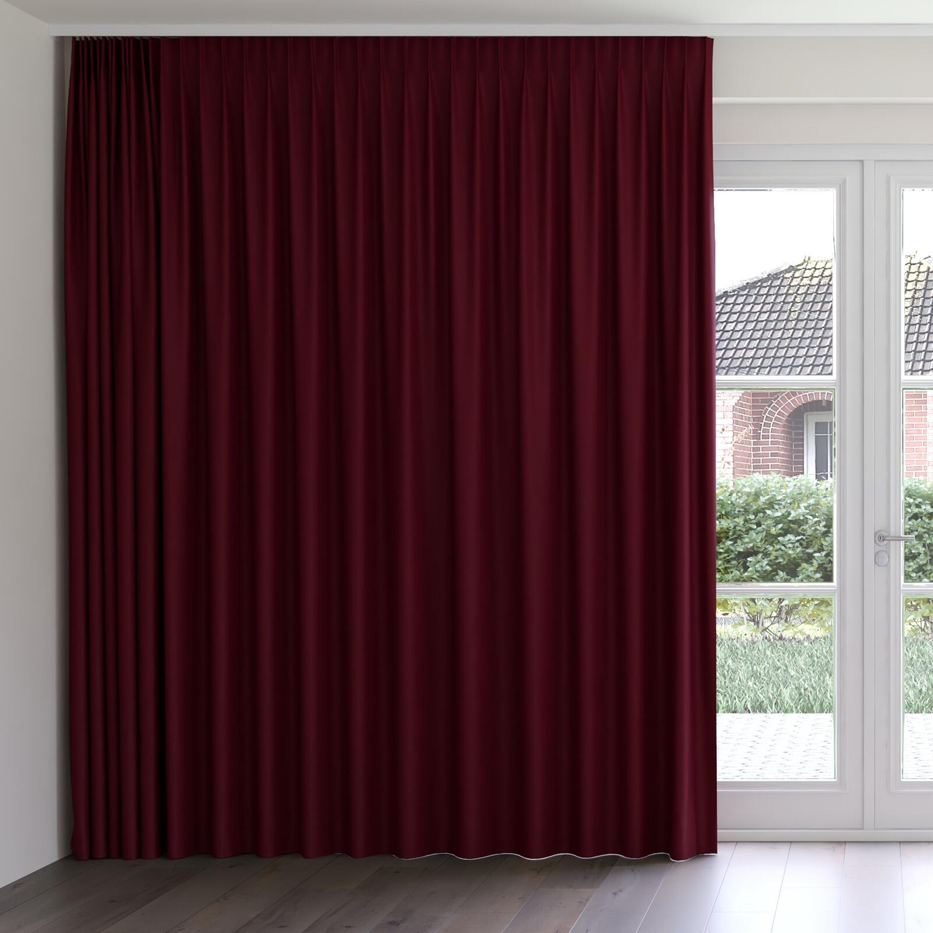 Front view of Vela Boudoir, on curtain rail