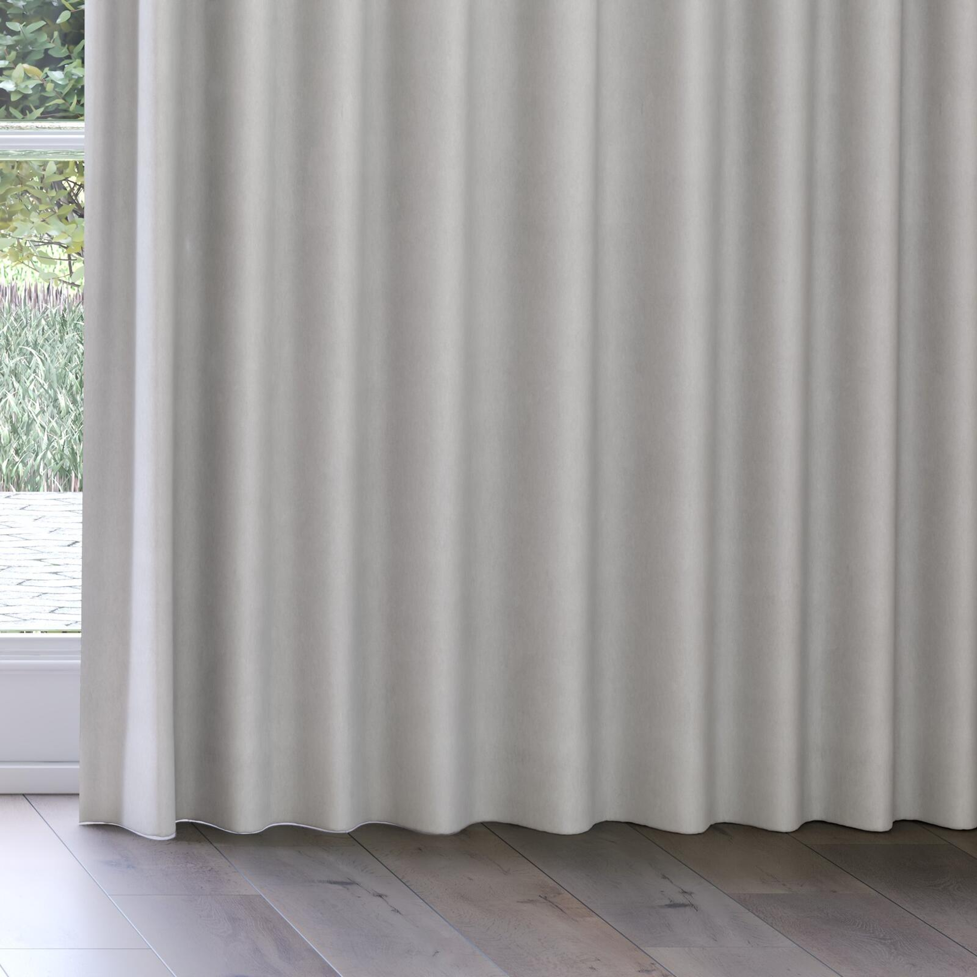 Bottom view of Lech Mist, on curtain rail