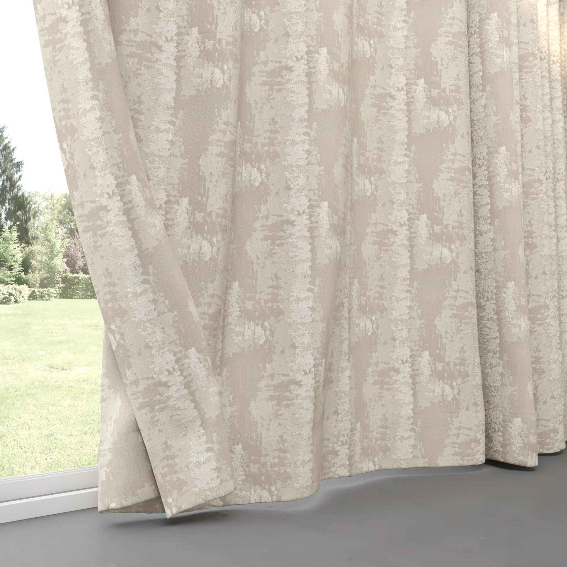 Bottom view of Lassen Sesame, pinch pleat