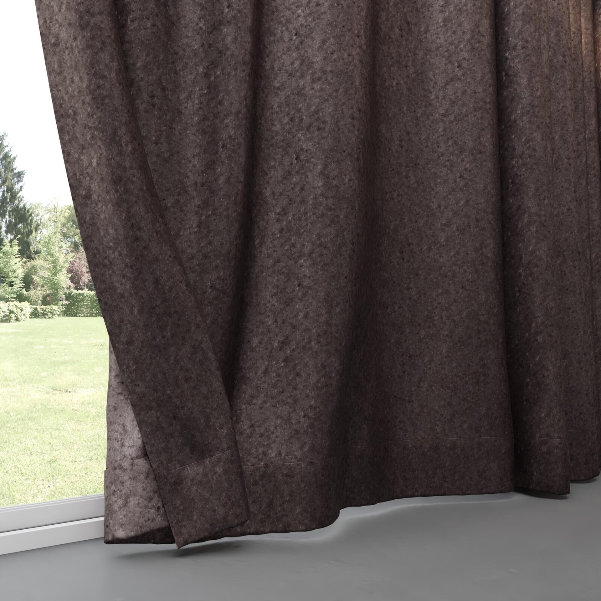 Bottom view of Opera Shadow, pinch pleat