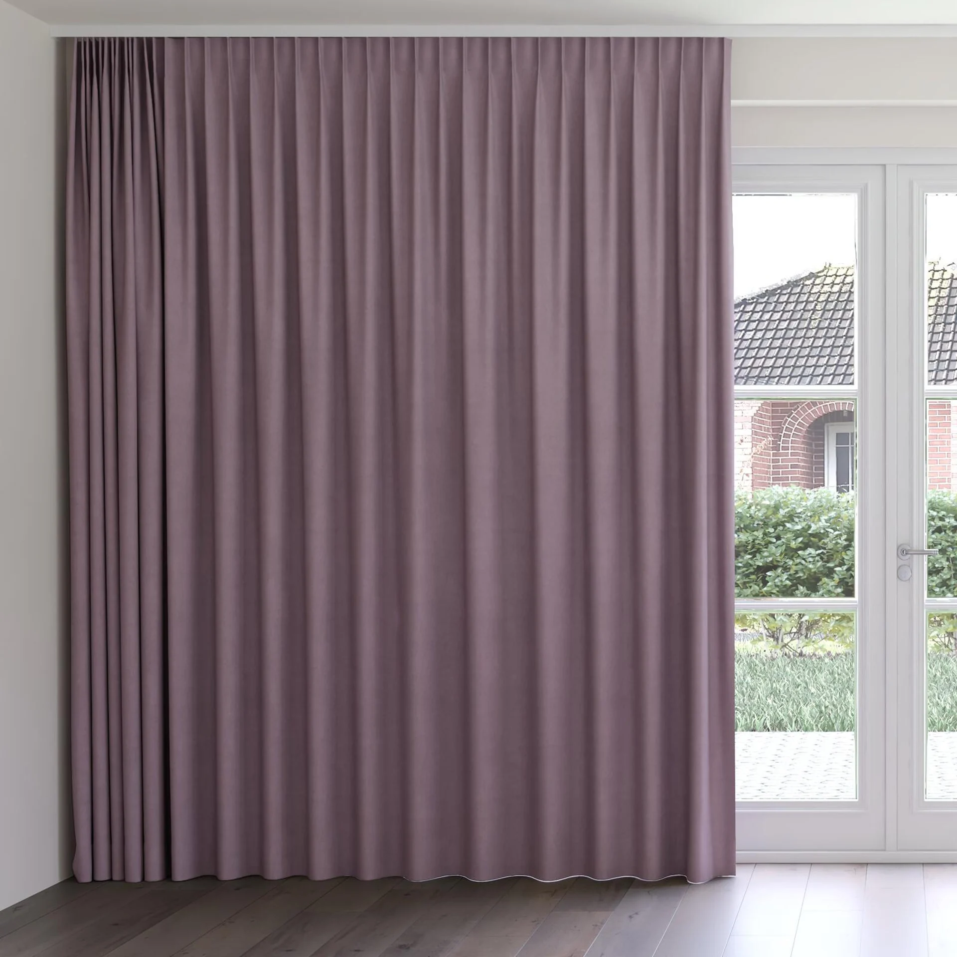 Front view of Lech Parma, on curtain rail