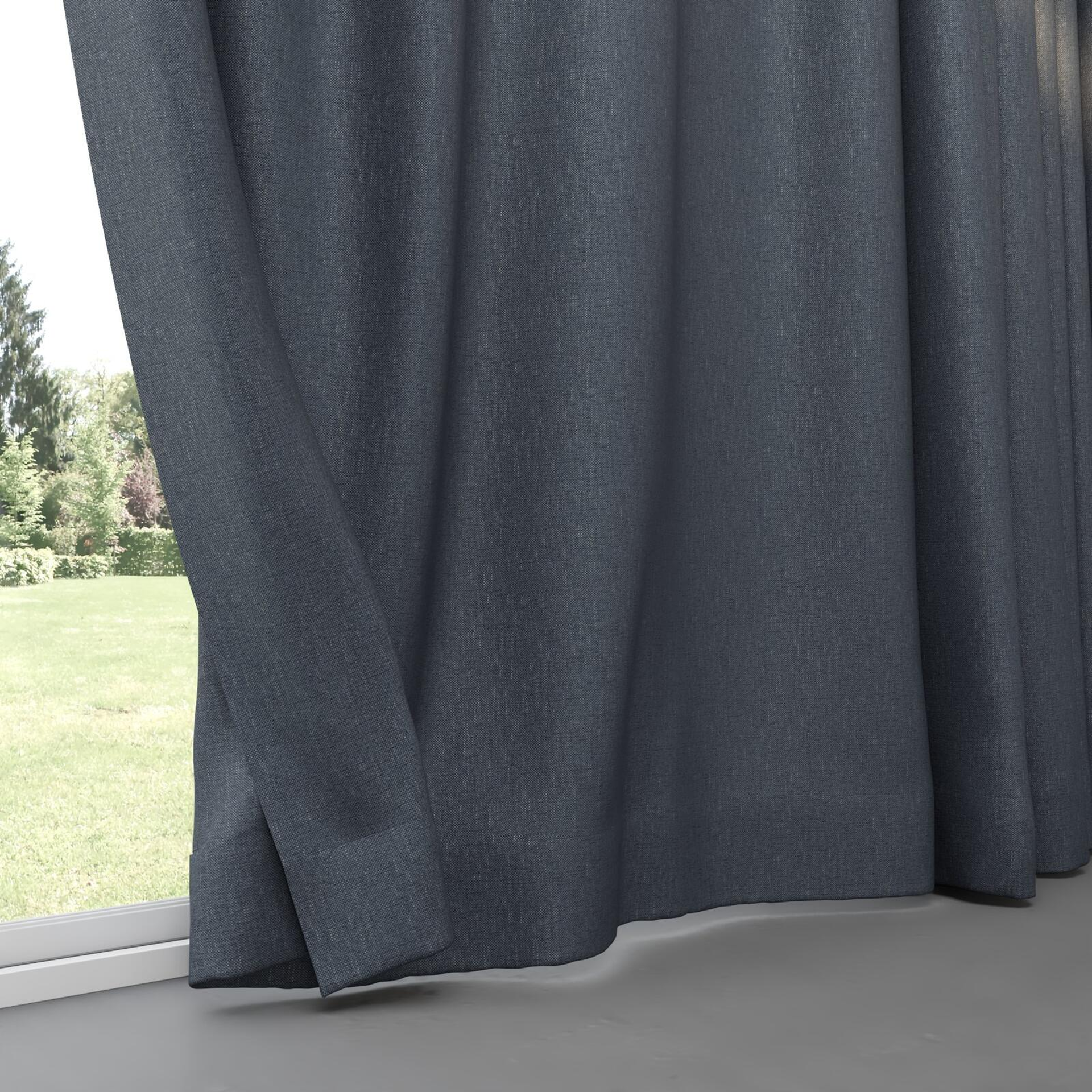 Bottom view of Bronco Shadow, pinch pleat