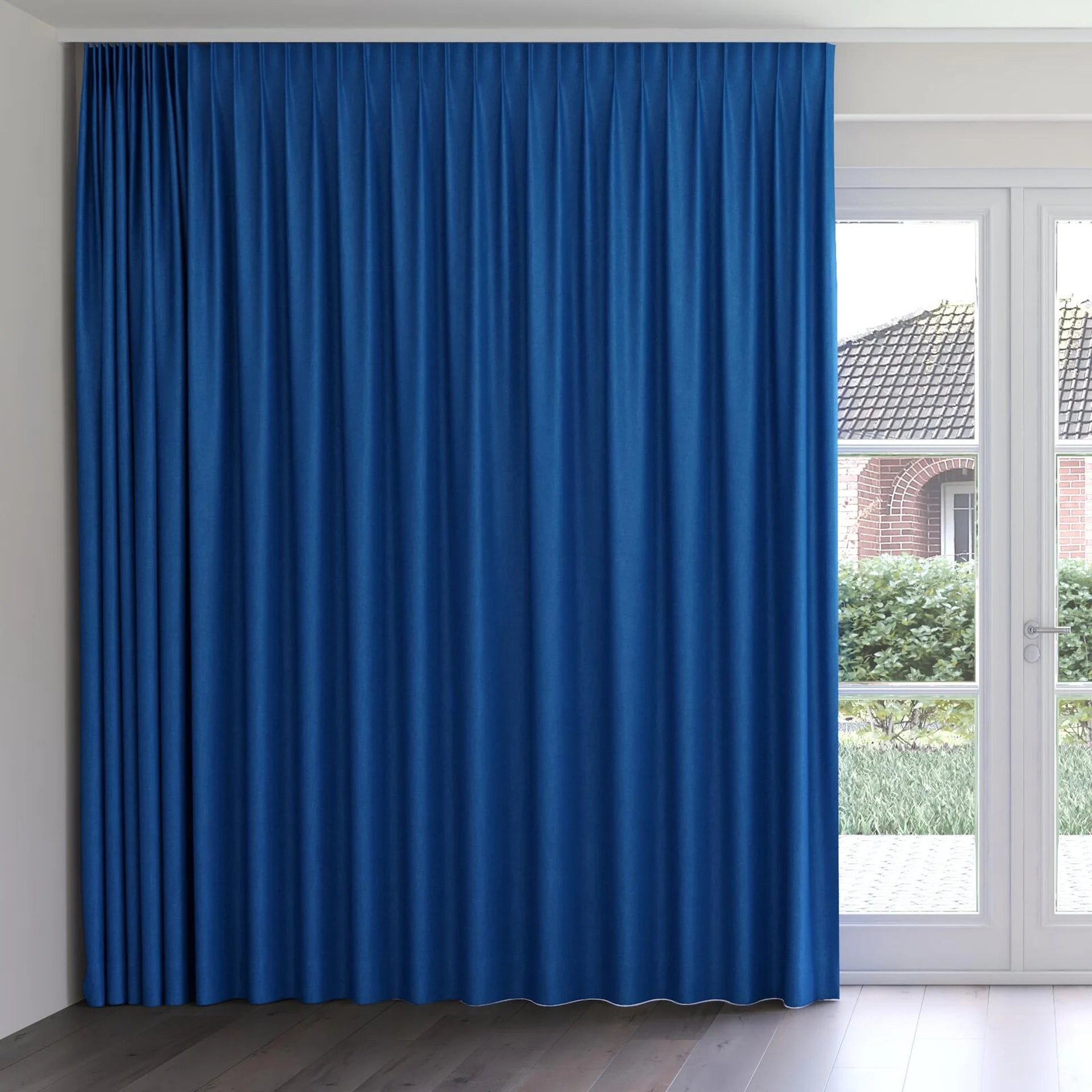 Front view of Perfecto Ocean, on curtain rail