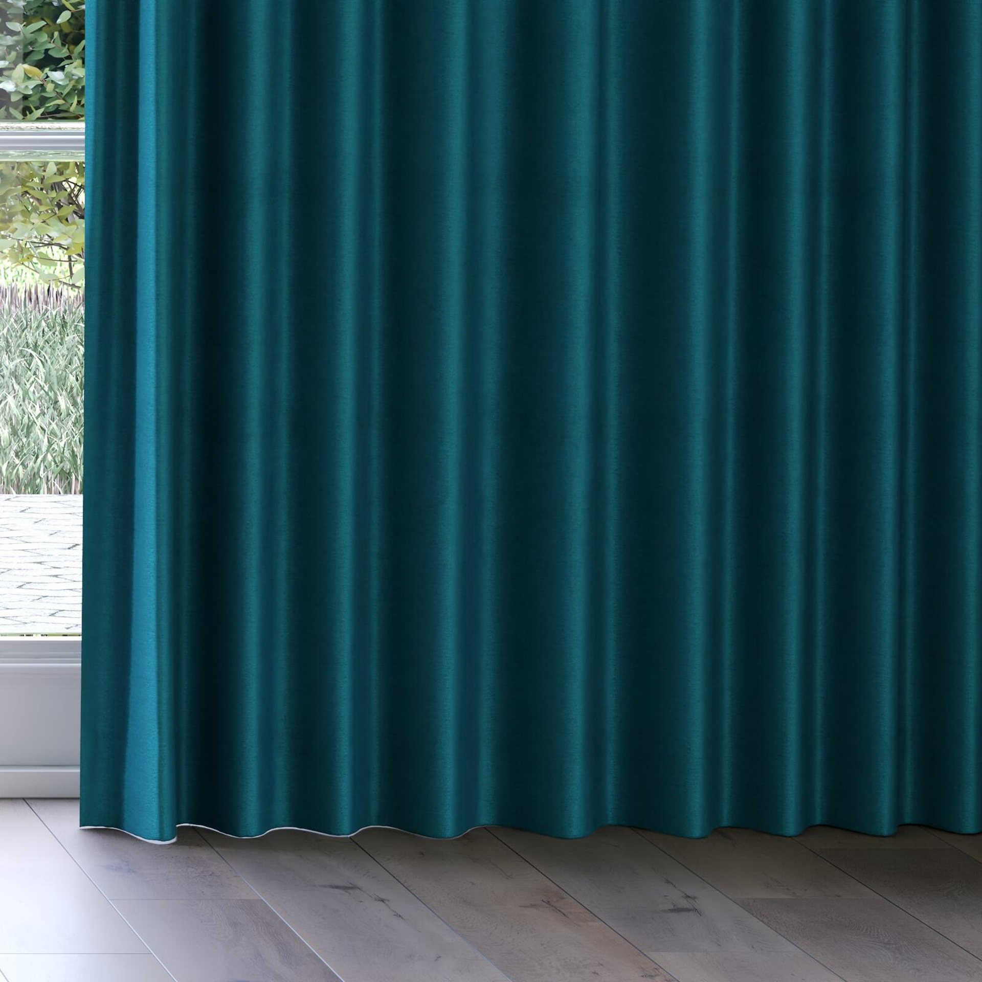 Bottom view of Baron Emerald, on curtain rail
