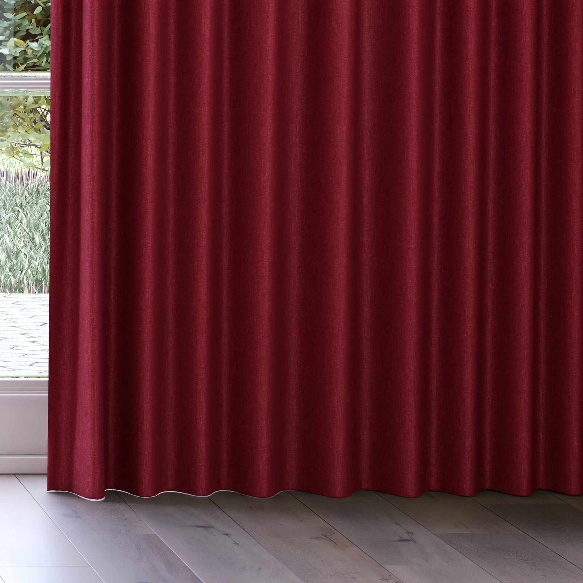 Bottom view of Perfecto Vino, on curtain rail
