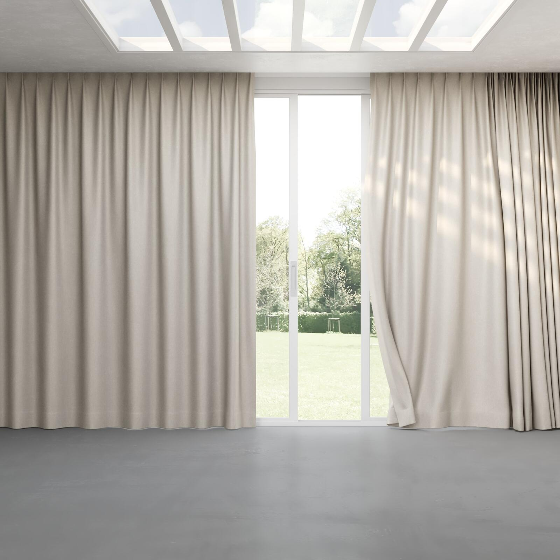 Full view of Glamour Oyster, pinch pleat