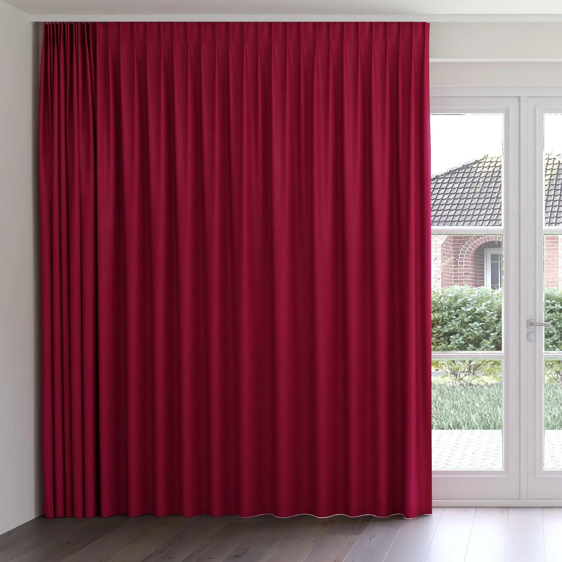 Front view of Lech Grenadine, on curtain rail