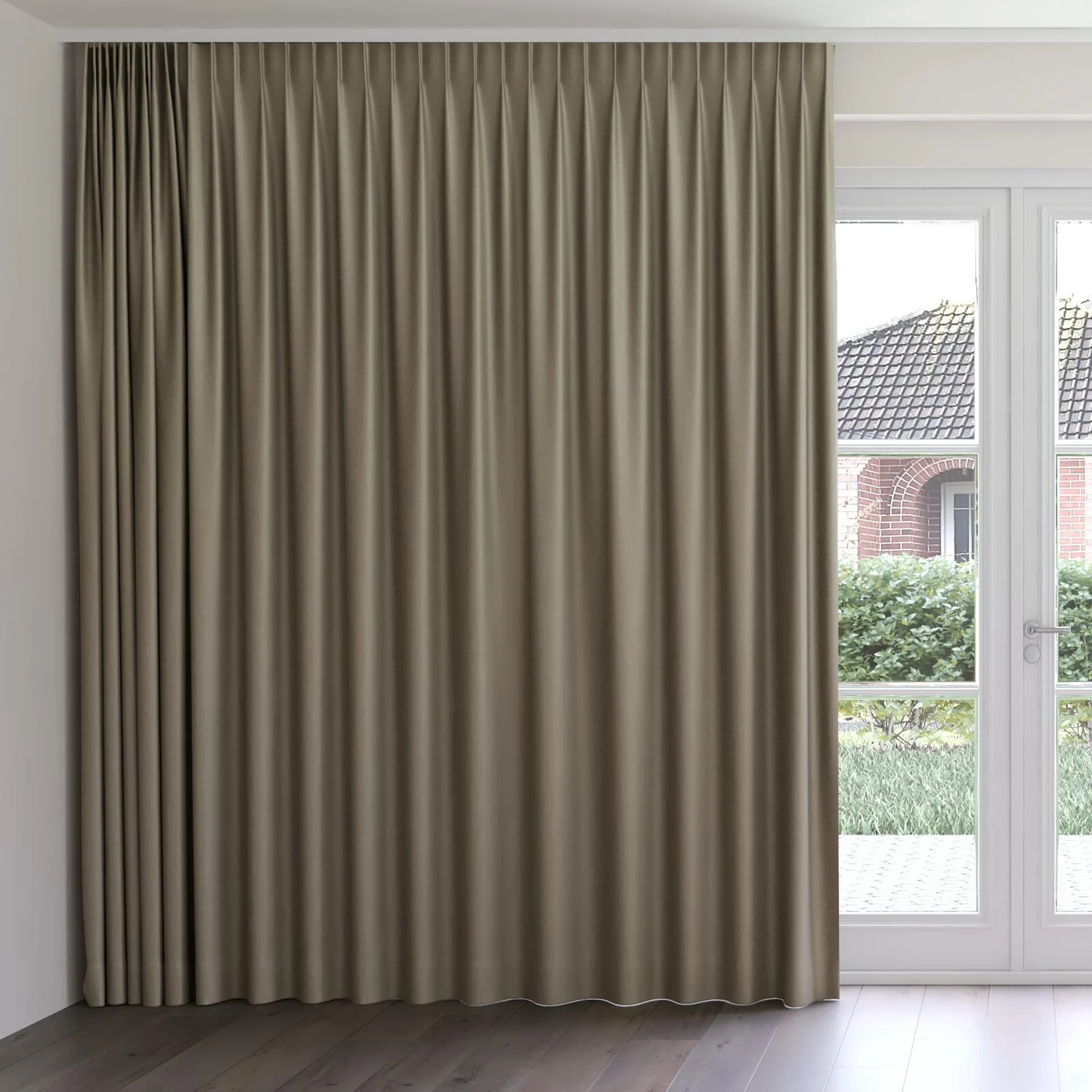 Front view of Rewind Otter, on curtain rail