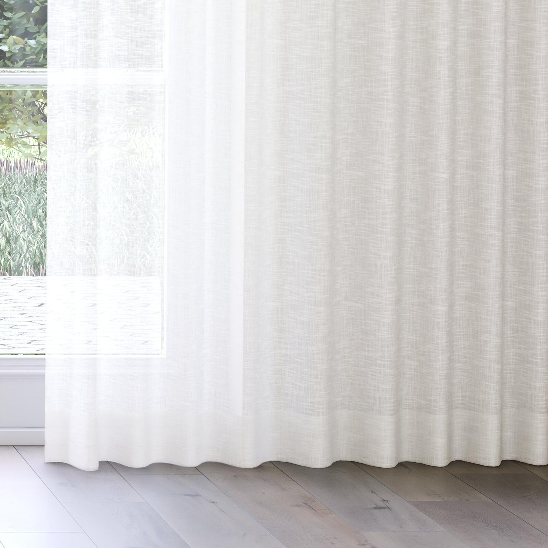 Bottom view of Savina Pearl, on curtain rail