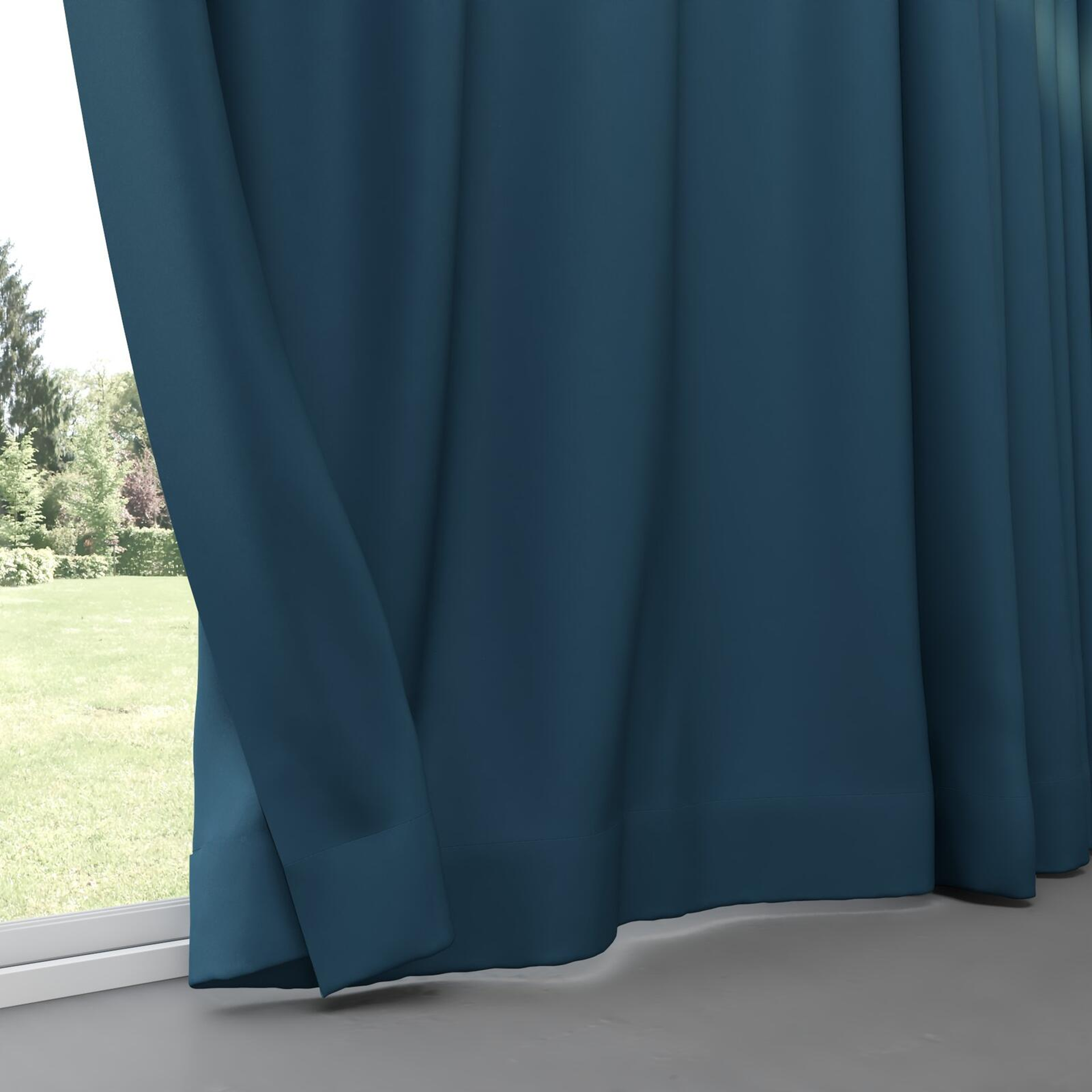Bottom view of Vela Nautical, pinch pleat