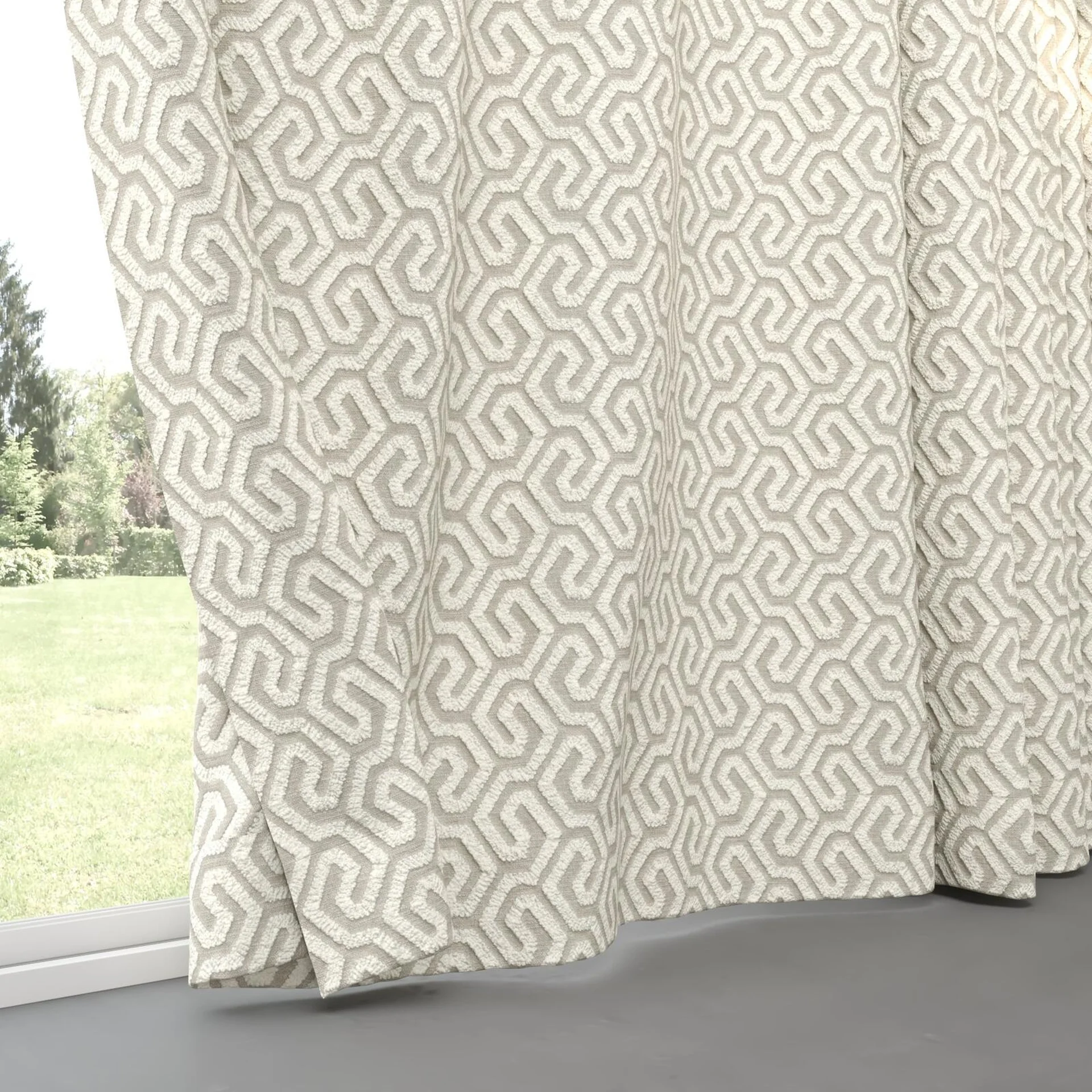 Bottom view of Comdeca Marble, pinch pleat