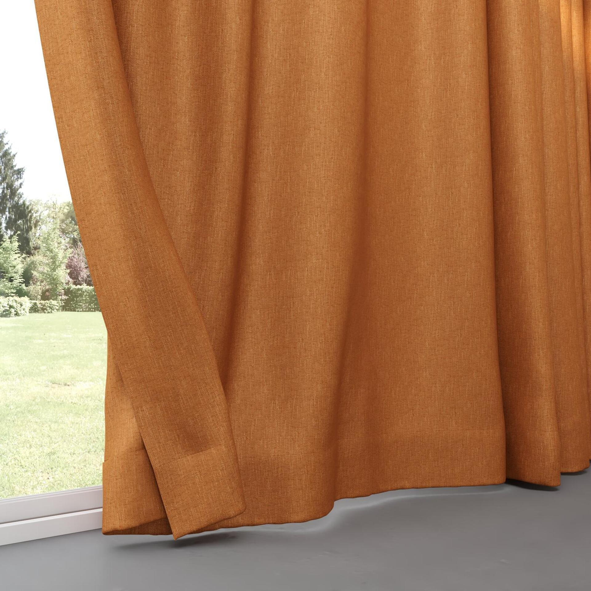 Bottom view of Bronco Fox, pinch pleat