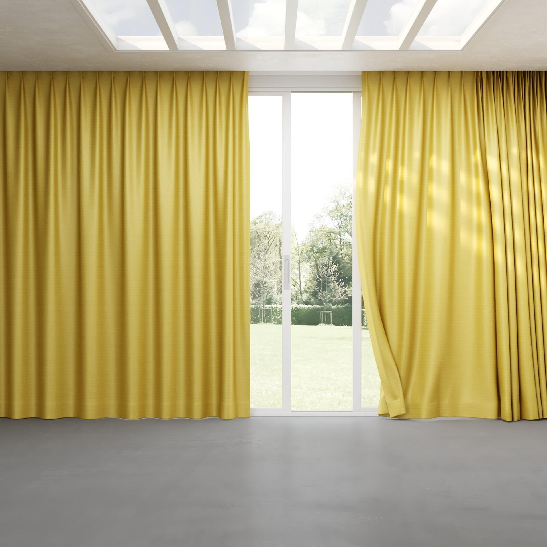 Full view of Silky Freesia, pinch pleat