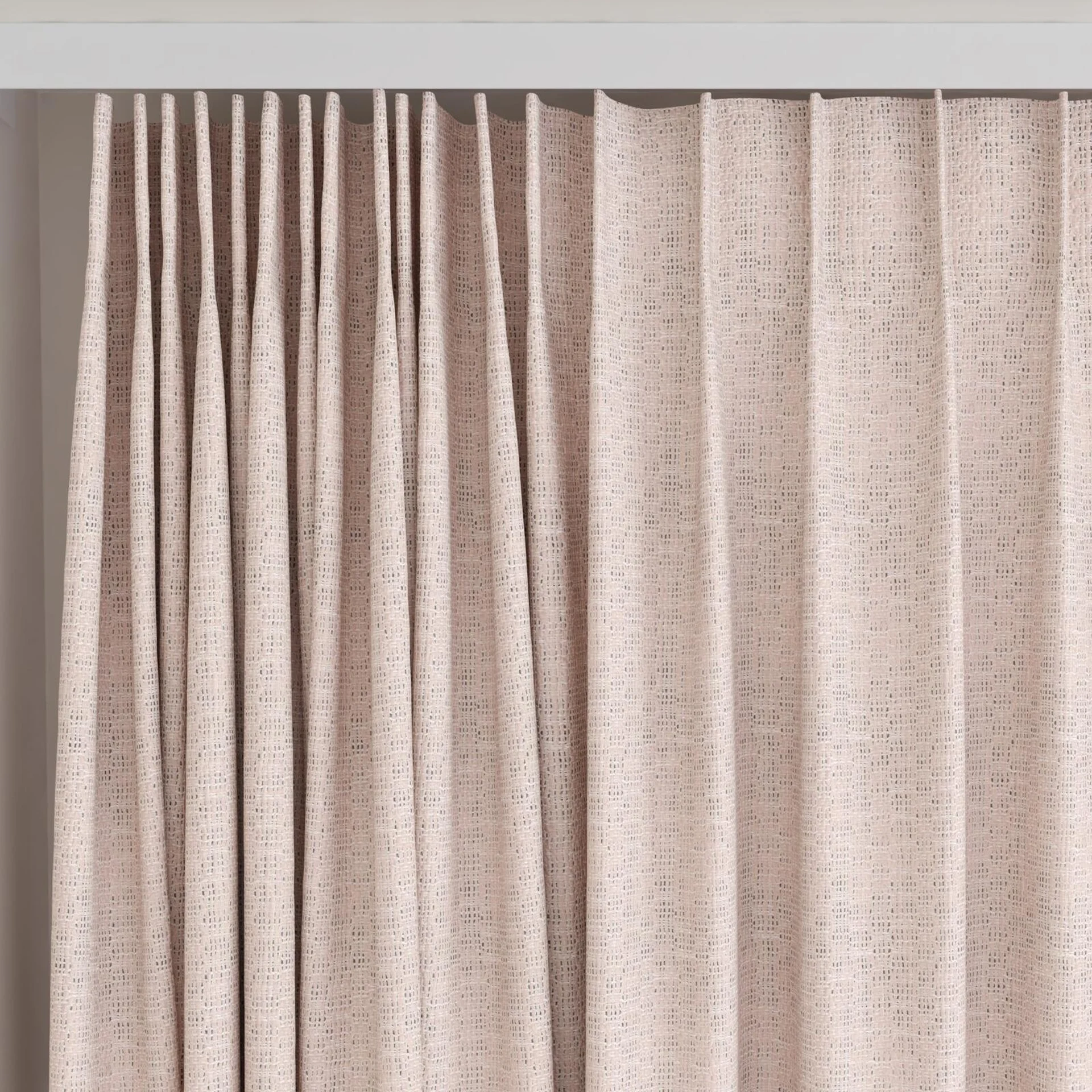 Top view of Cestino Blush, on curtain rail