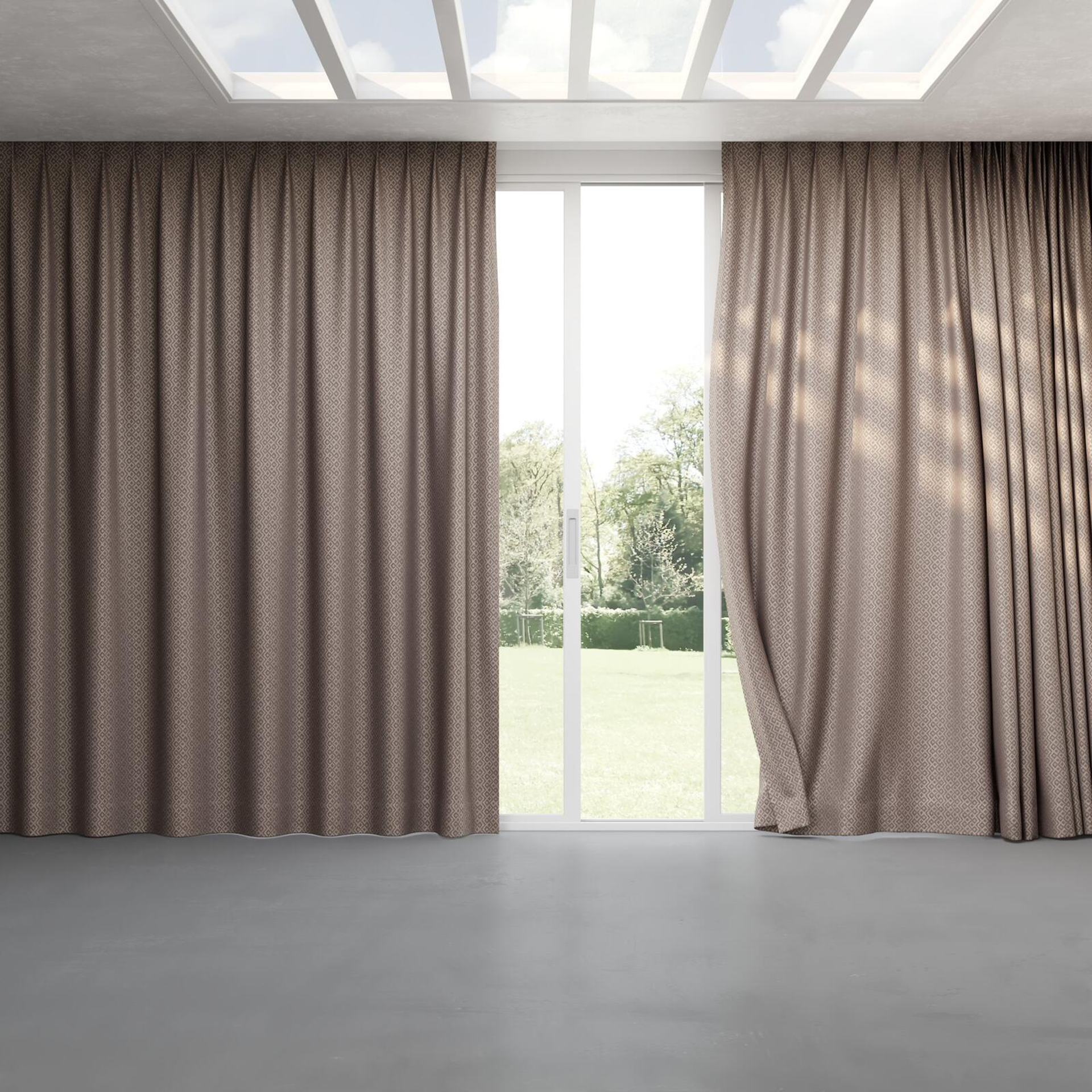 Full view of Daytona Fossil, pinch pleat