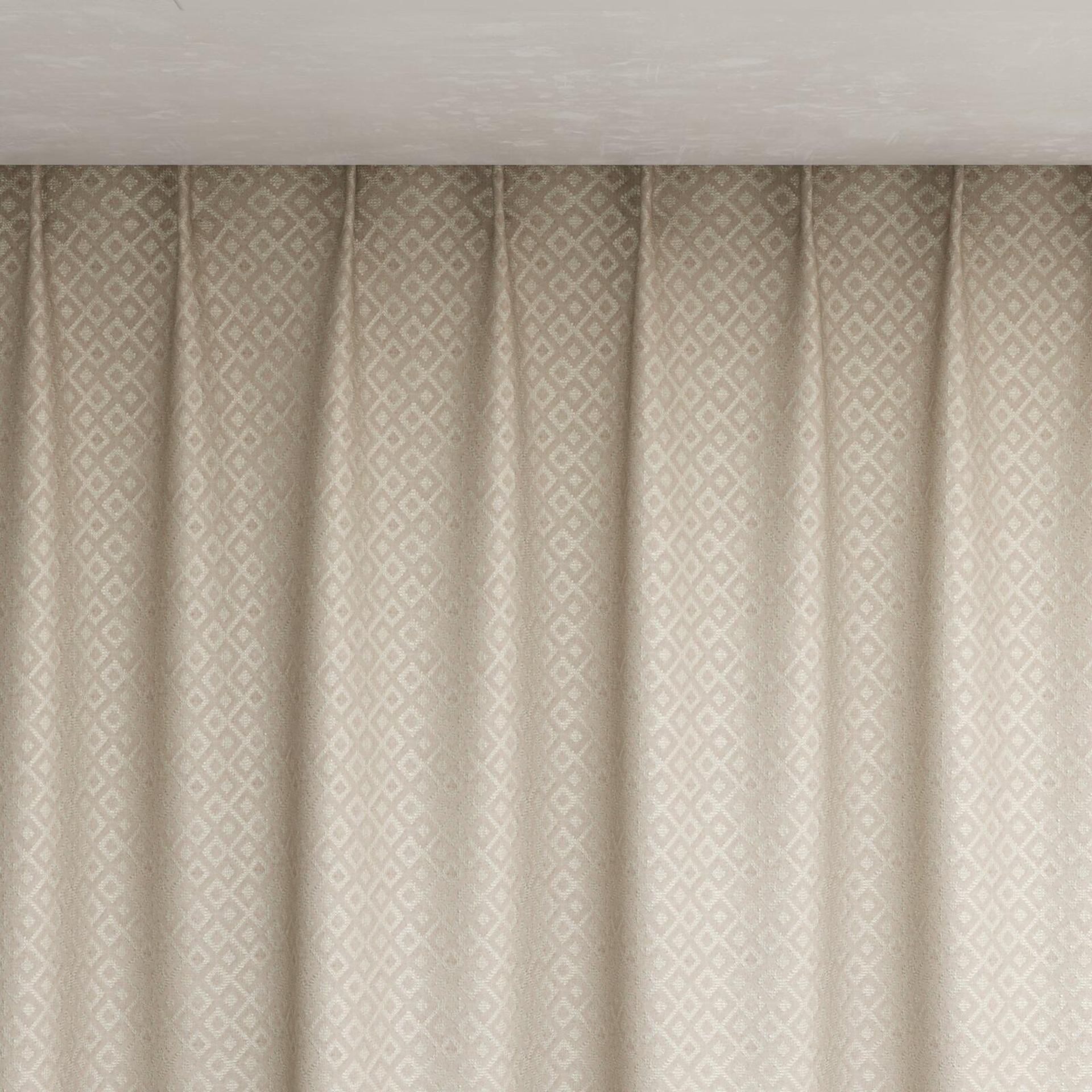 Top view of Daytona Raffia, pinch pleat