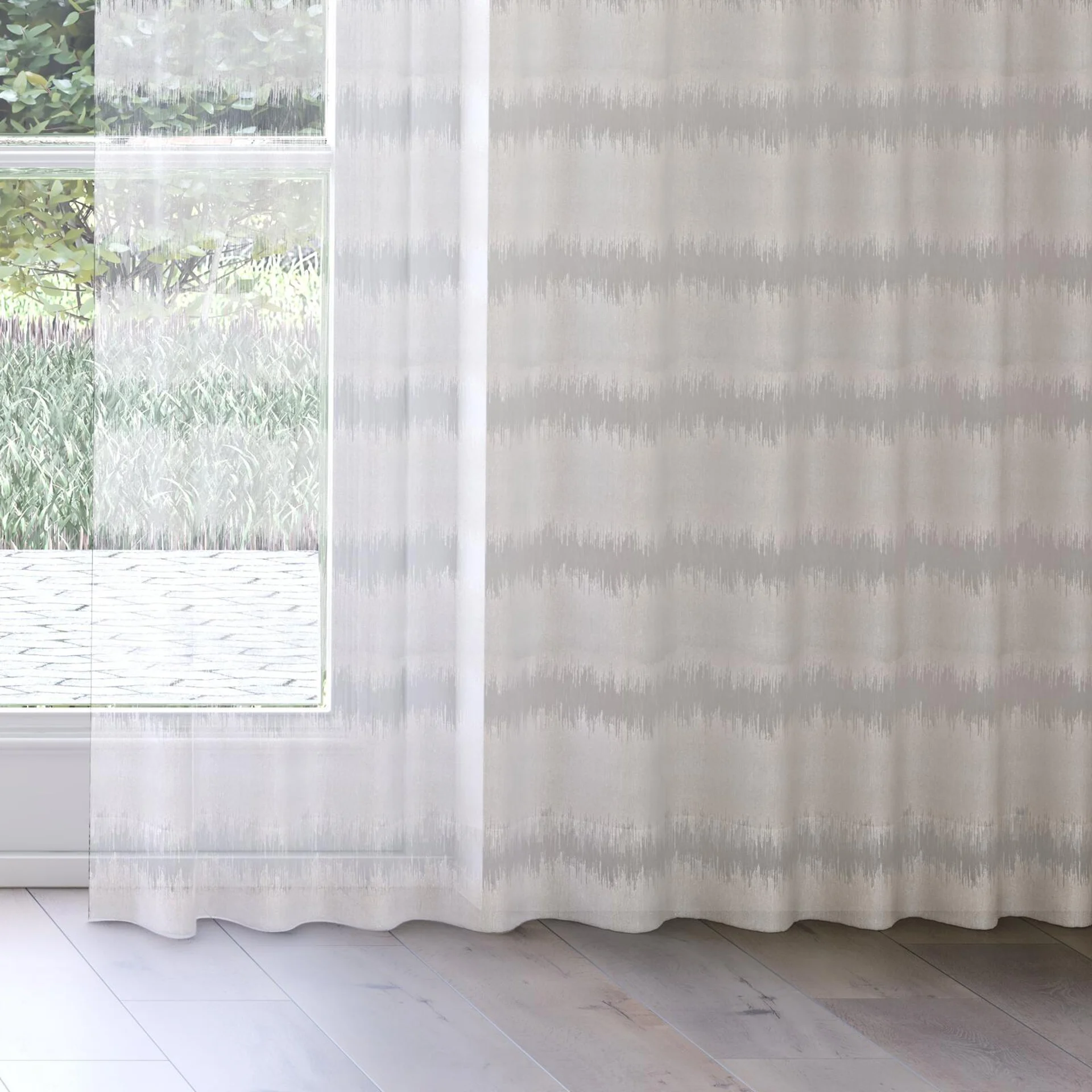 Bottom view of Speed Nougat, on curtain rail